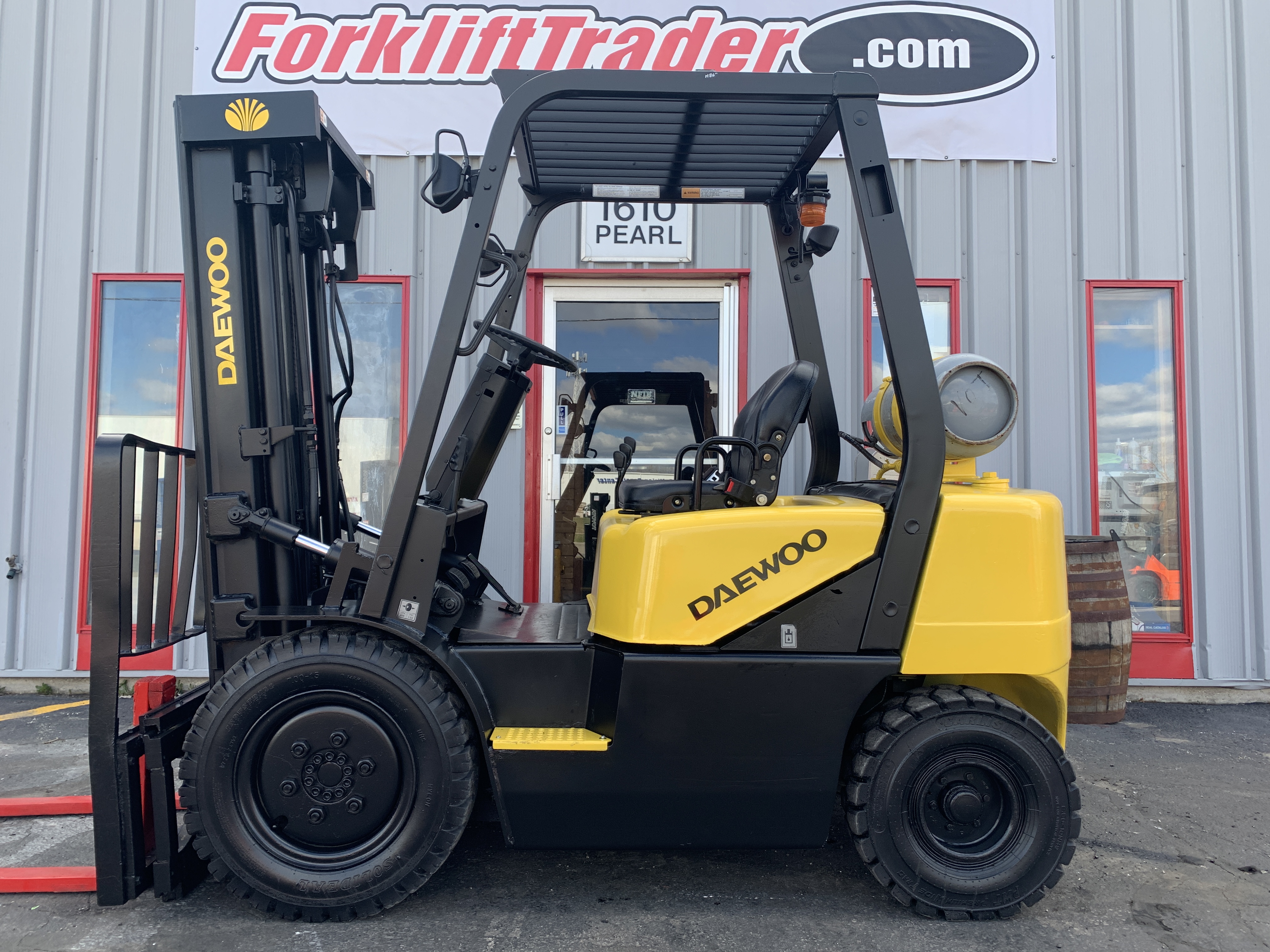 Pneumatic outdoor traction tires 2004 daewoo forklift for sale