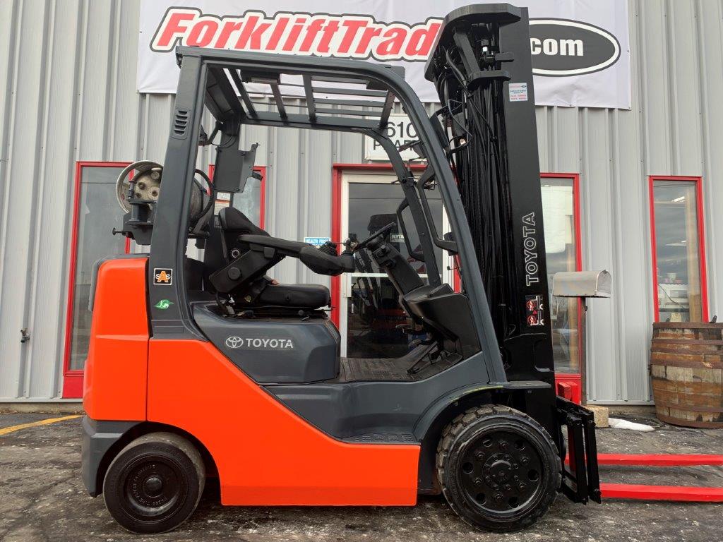 Orange 2008 toyota forklift with 3 stage mast