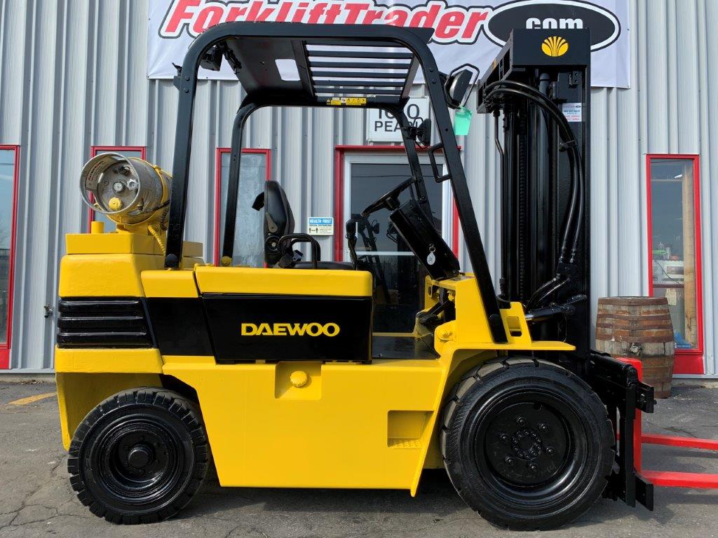 3 stage mast yellow 1997 daewoo forklift for sale