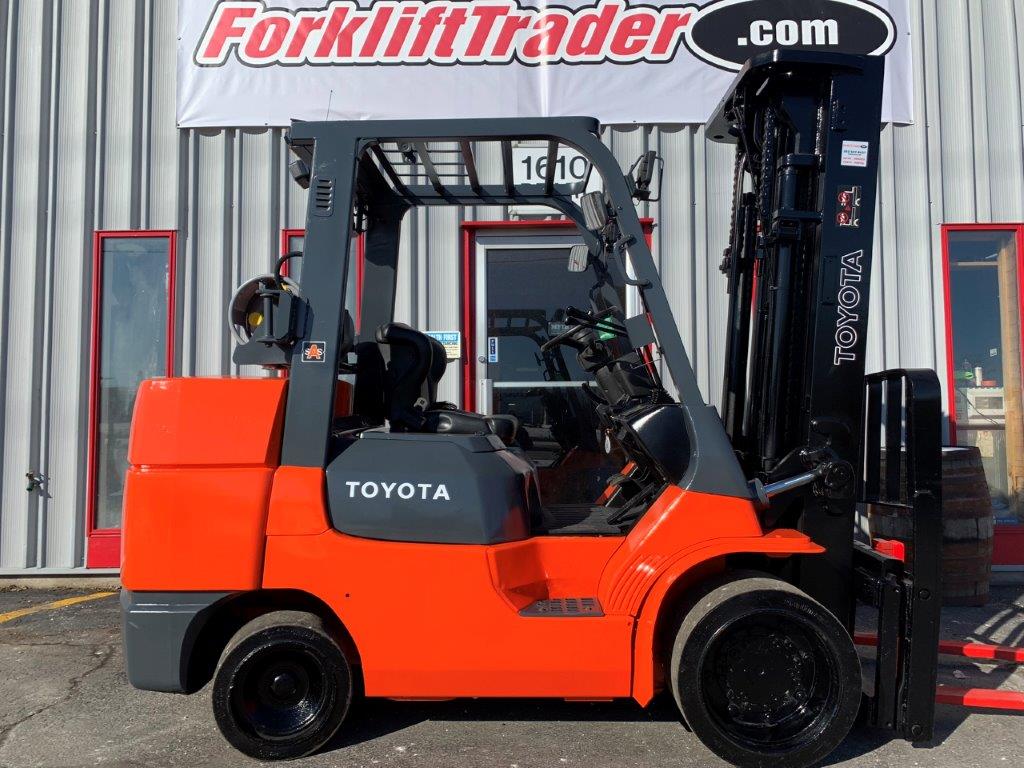 Orange 2008 toyota forklift with 3 stage mast for sale