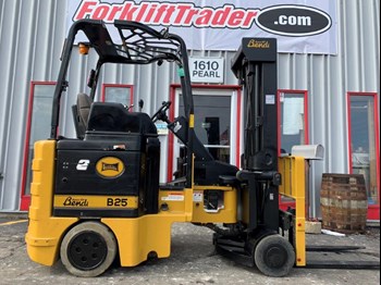 Yellow 2001 bendi forklift with 2,500lb capacity for sale