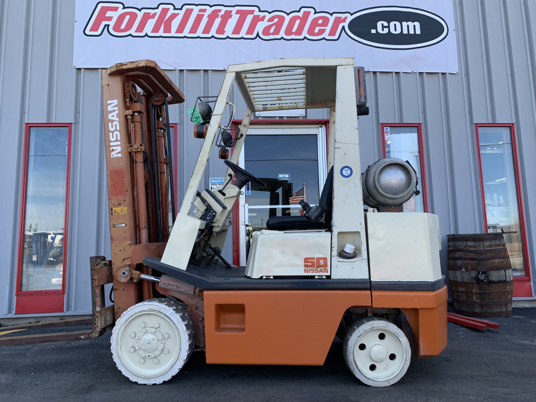 Non-marring traction tires orange nissan forklift for sale Non-marring traction tires orange nissan forklift for sale