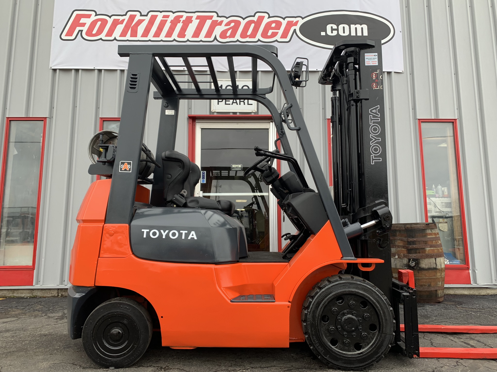 2004 orange toyota forklift with all new cushion traction tires for sale