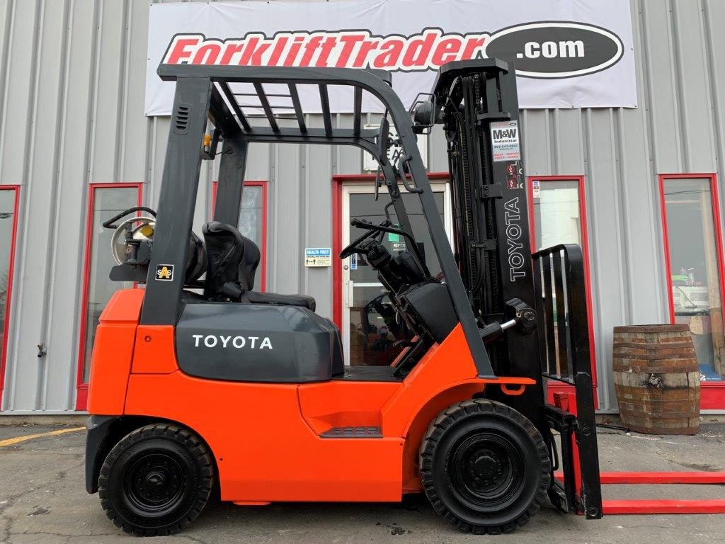2004 orange toyota forklift with 3,000lb capacity for sale