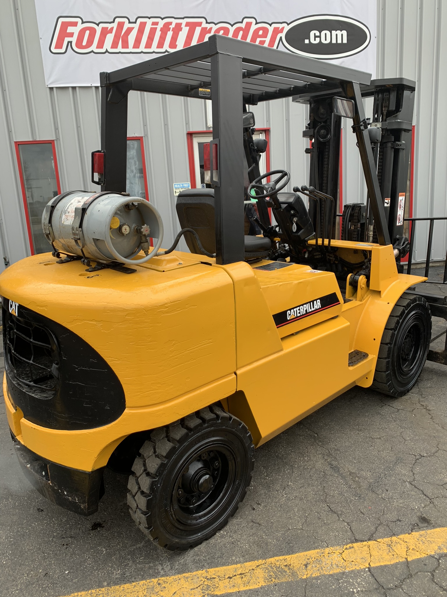 9,000lb capacity yellow caterpillar forklift for sale