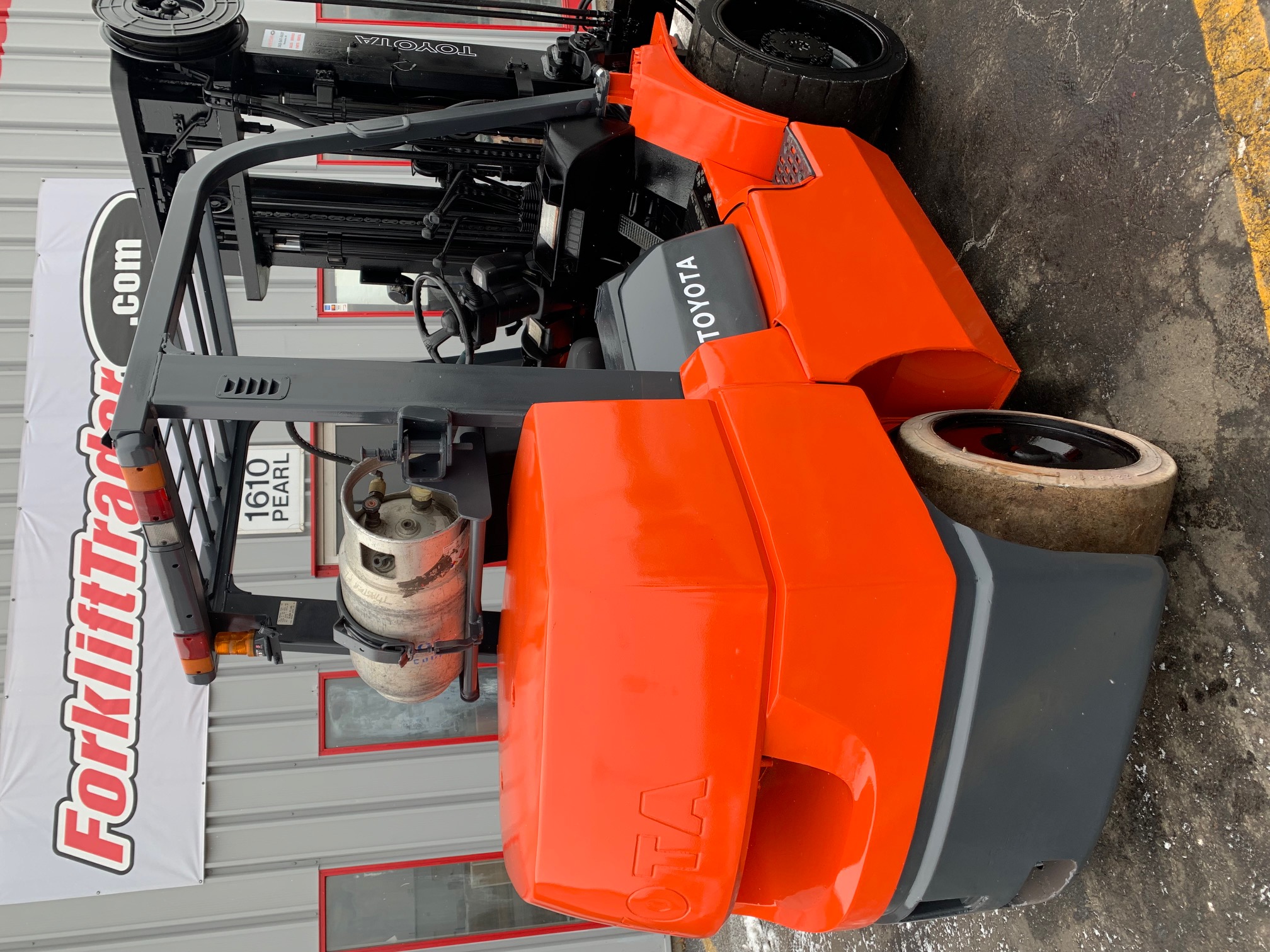 Orange 2003 toyota forklift with 187" lift height for sale