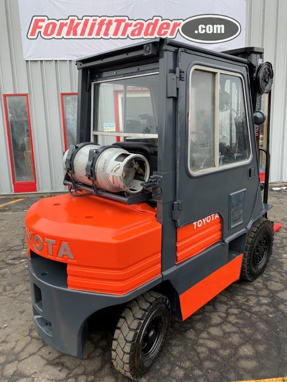 Orange 1986 toyota forklift with 5,000lb capacity