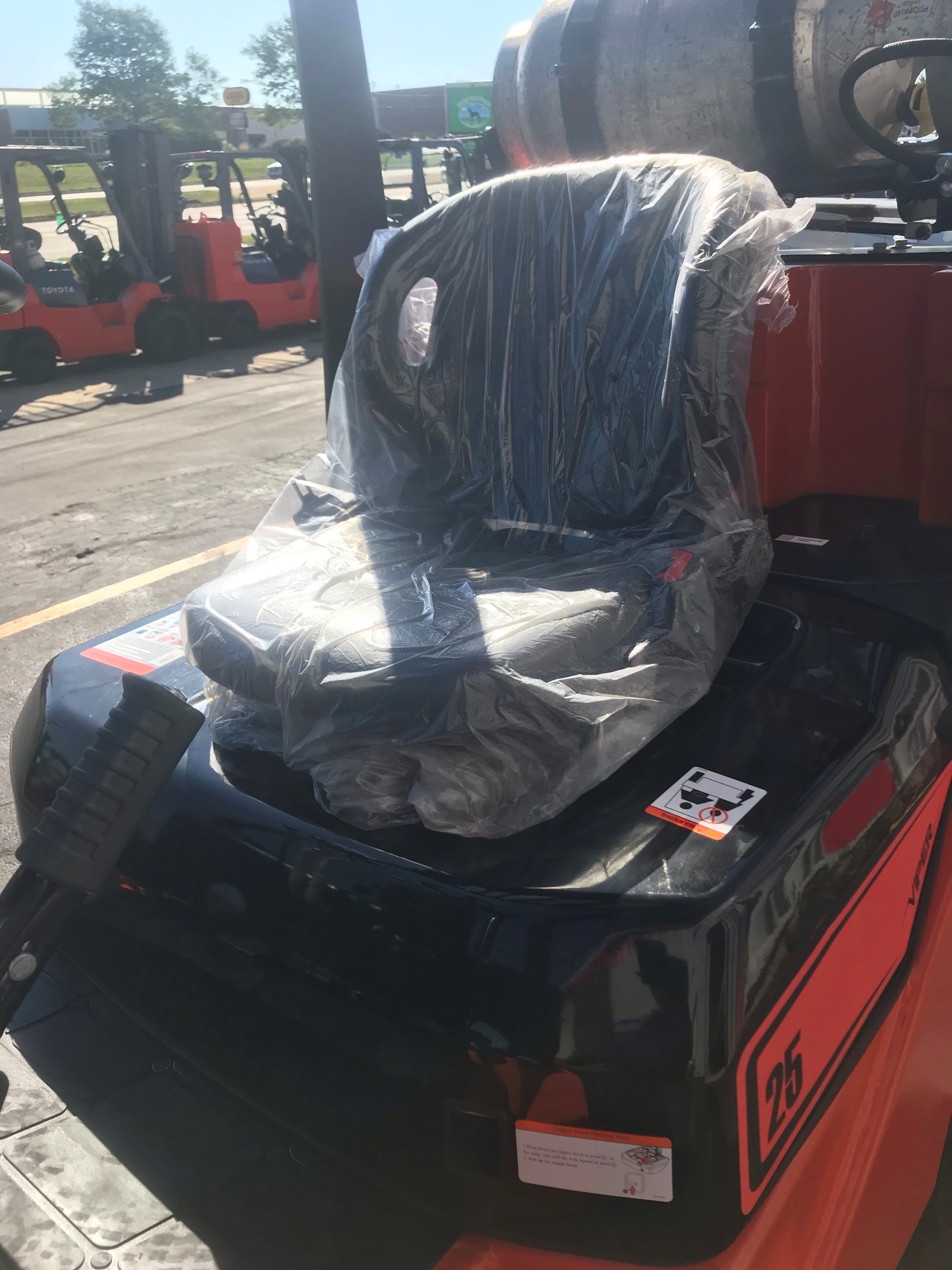 Raised air pneumatic tires orange 2021 viper forklift for sale