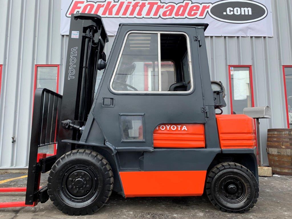 Orange toyota forklift with pneumatic air tires for sale