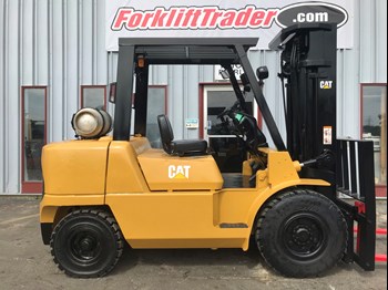 Yellow 2007 caterpillar forklift with 3 stage mast for sale