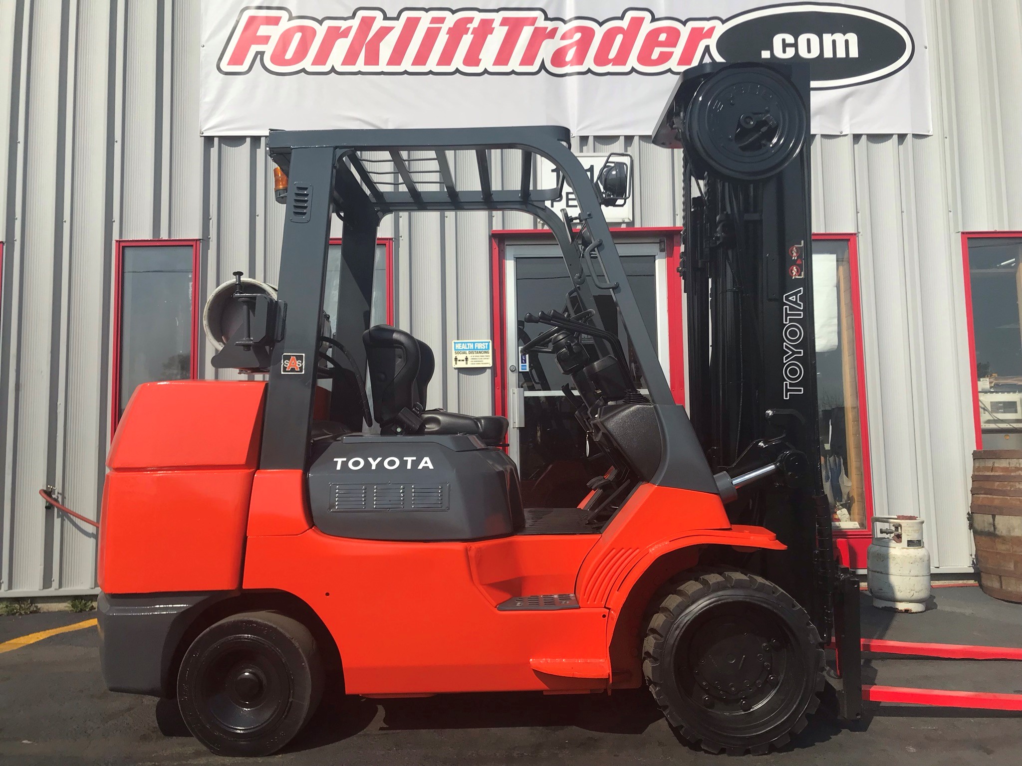 Orange 2003 toyota forklift with 187" lift height for sale