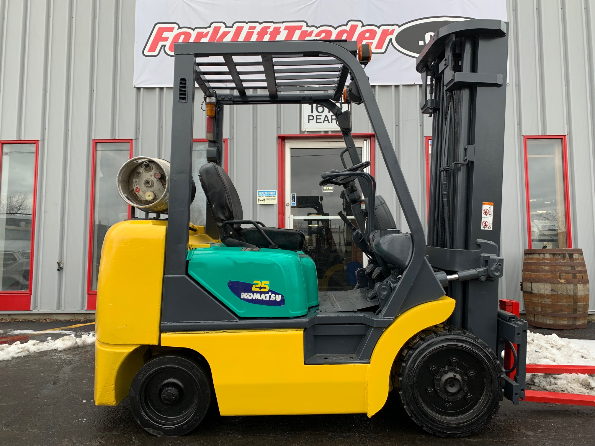 Yellow 2001 komatsu forklift with traction drive cushion tires for sale