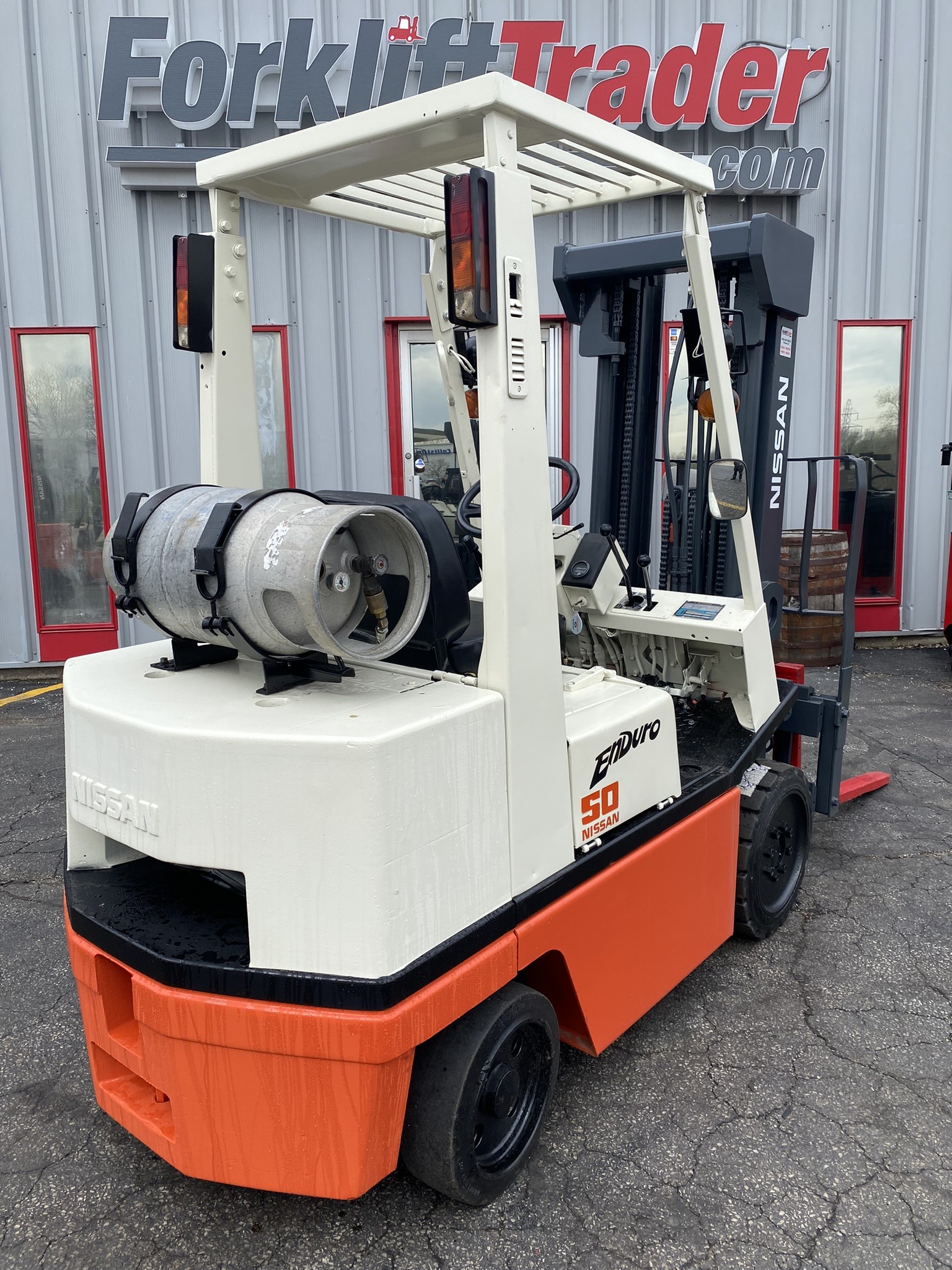 AFFORDABLE 5000LB NISSAN CPH02A25PV CUSHION TIRE FORKLIFT WITH LOW