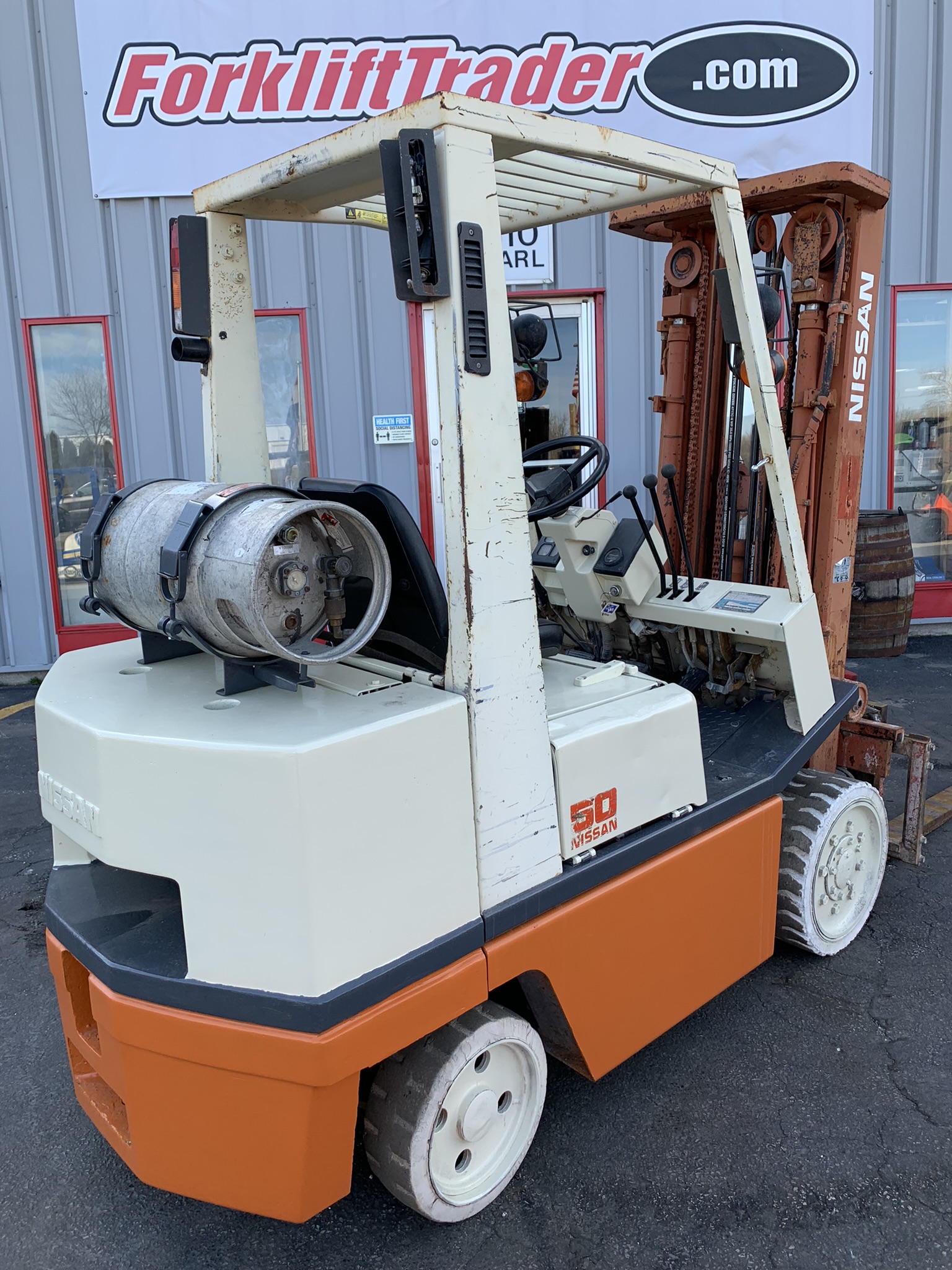 1997 nissan forklift with 5,000lb capacity for sale