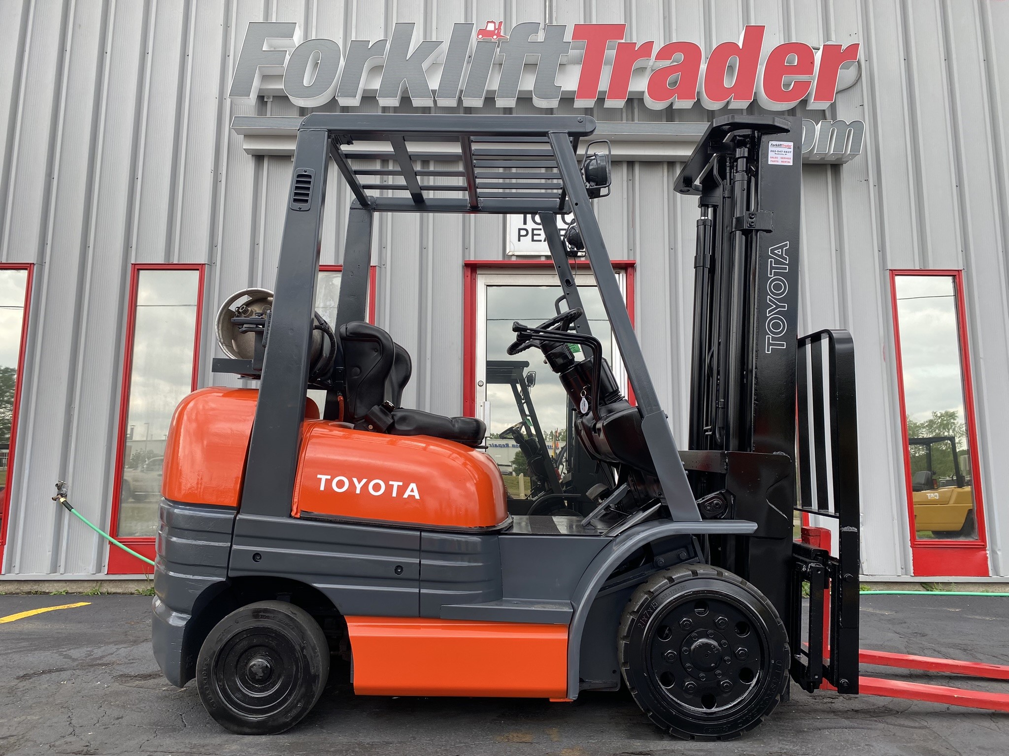 TOYOTA 426FGCU25 TWO STAGE 5000LB CUSHION TIRE FORKLIFT