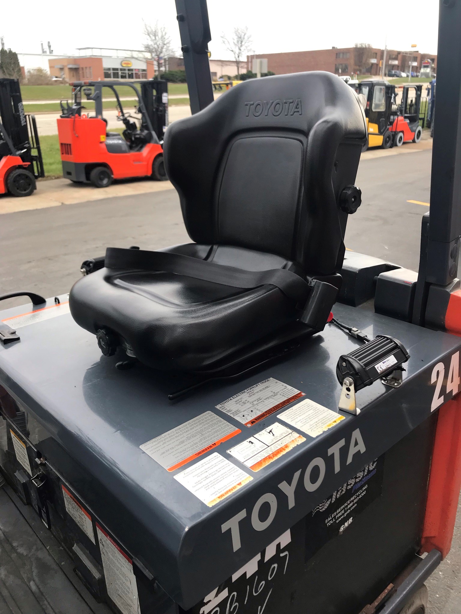 Orange 2015 toyota forklift with 5,000lb capacity for sale