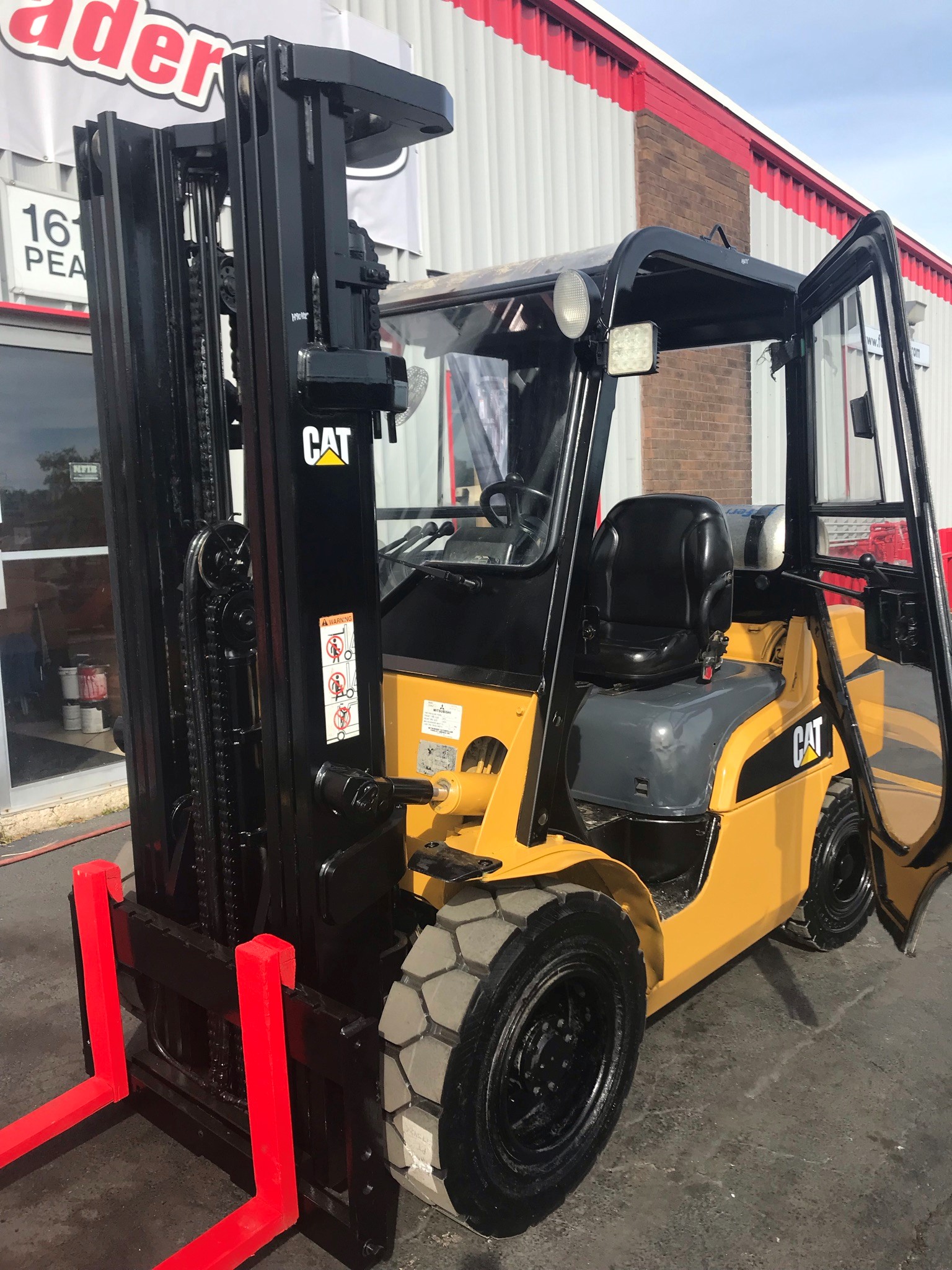 Yellow caterpillar forklift with 3 stage mast for sale