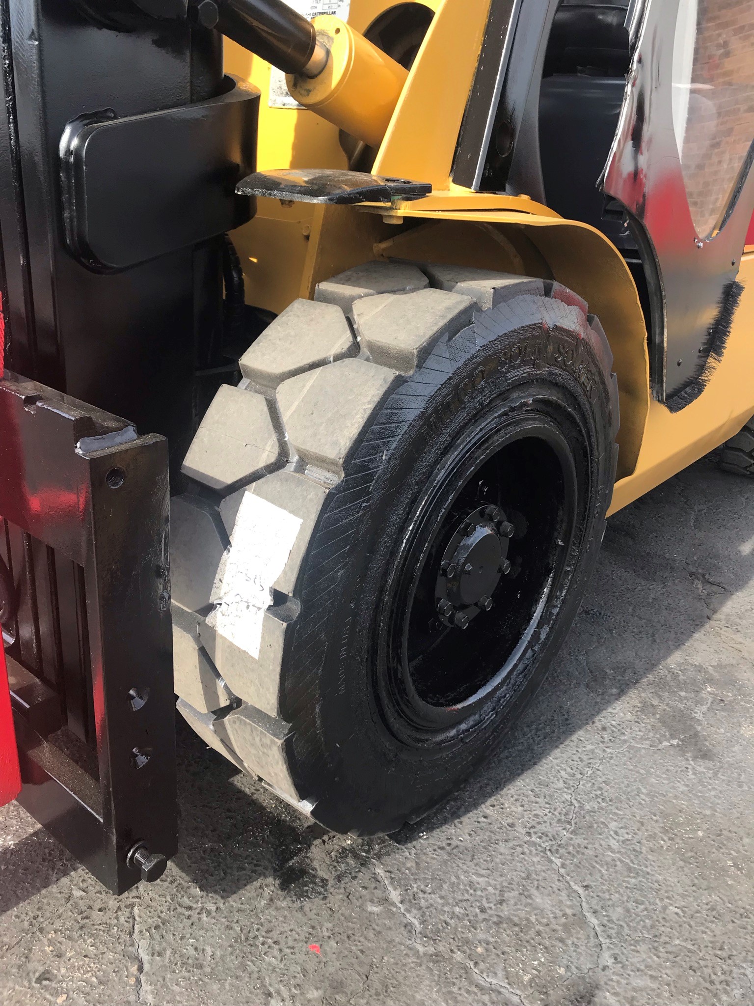 Pneumatic tires yellow caterpillar forklift for sale