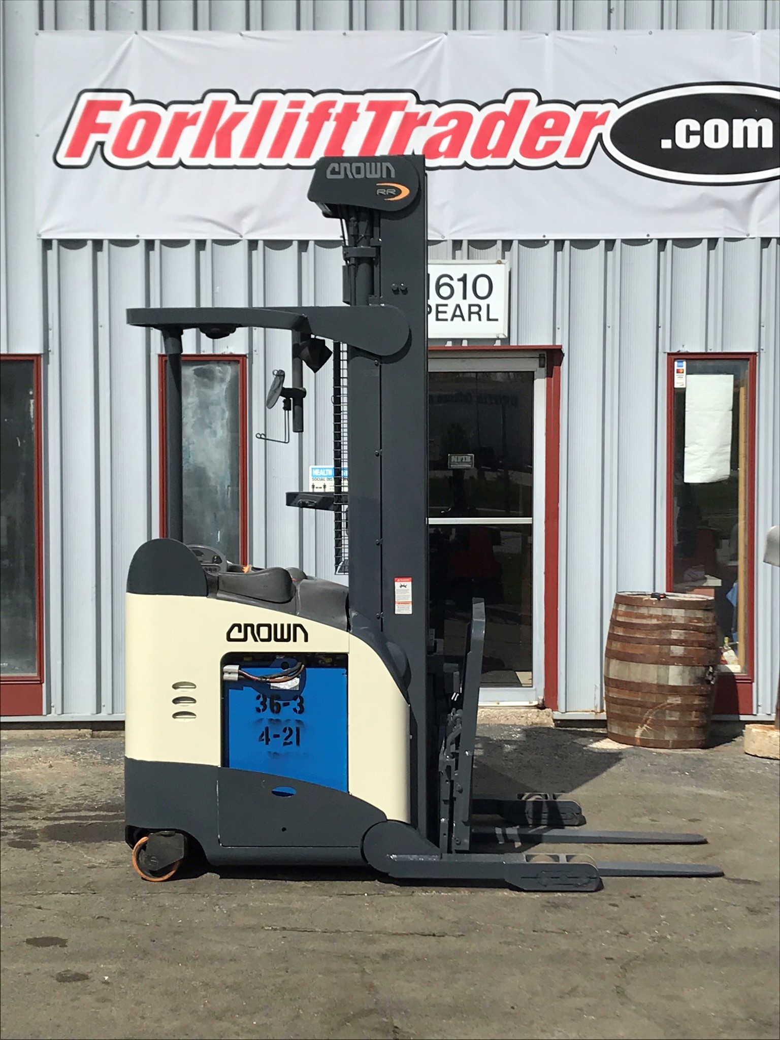 Cushion tires white crown reach truck for sale
