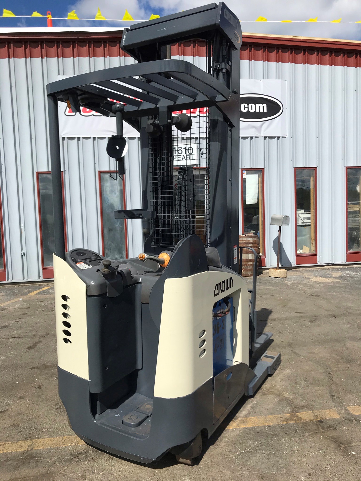 4,500lb capacity 2007 crown reach truck for sale
