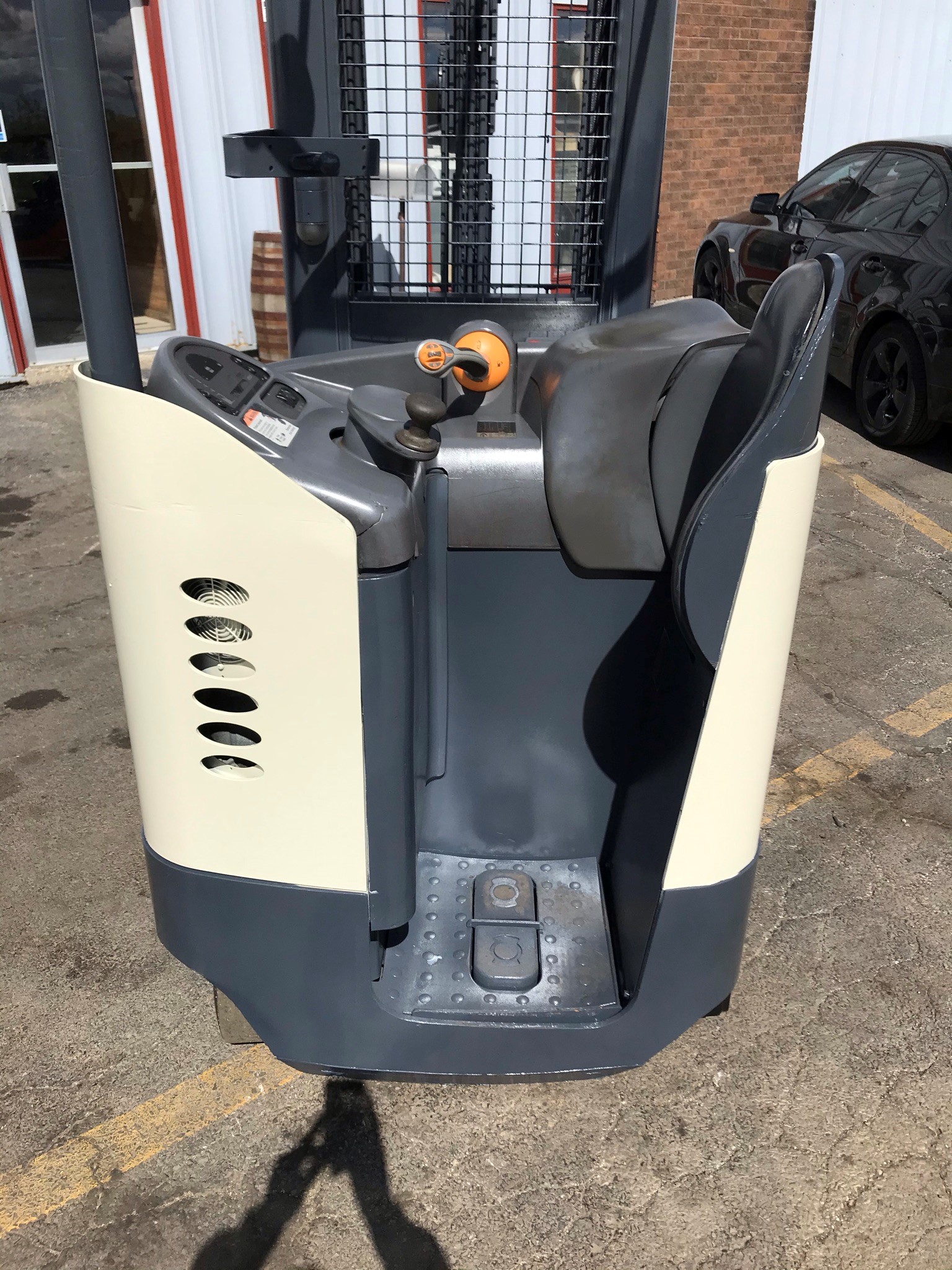 Electric 2007 white crown reach truck for sale