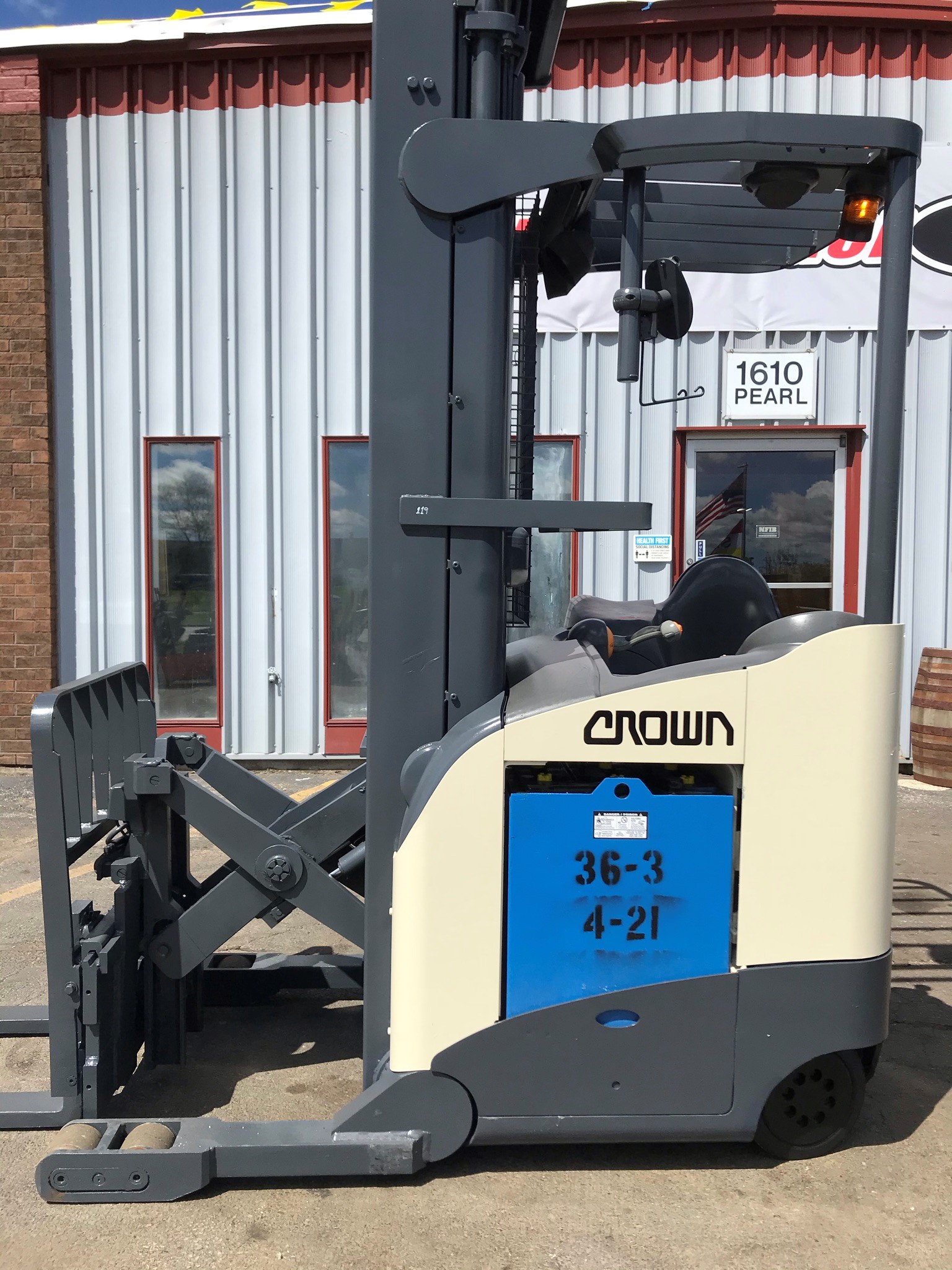 3 stage mast white crown reach truck for sale