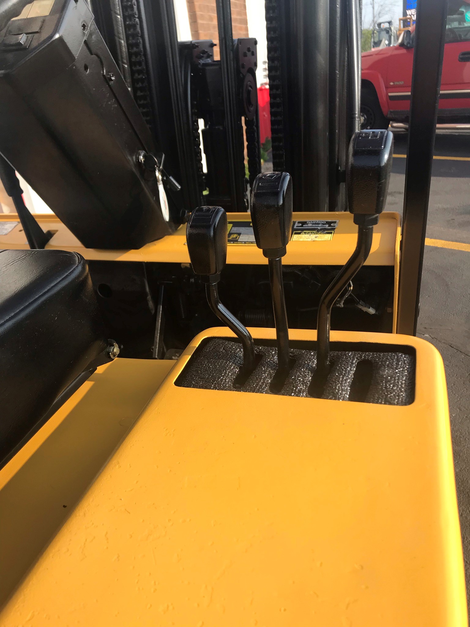 Yellow daewoo forklift with side shifter for sale