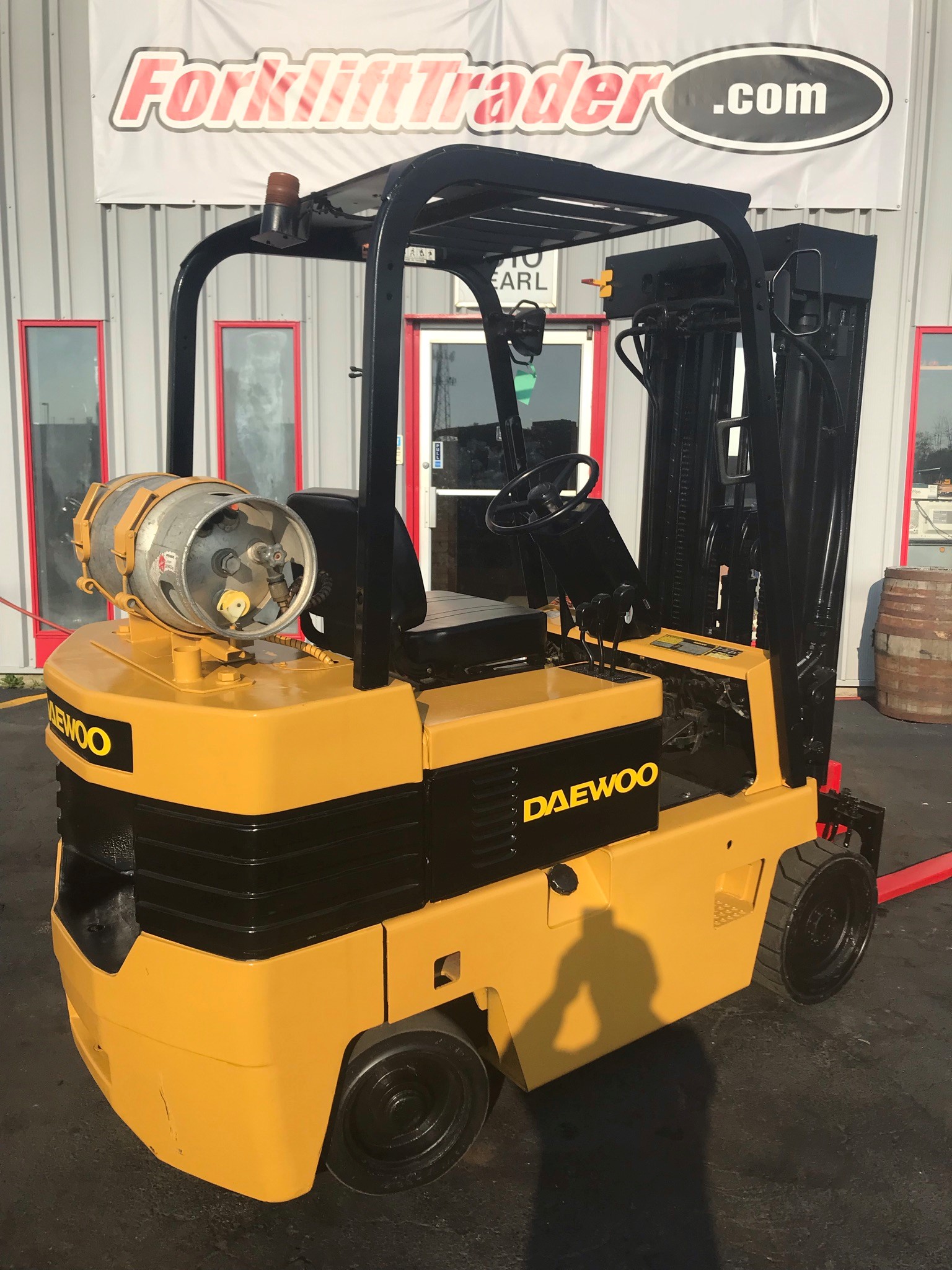 1998 yellow daewoo forklift with 6,000lb capacity