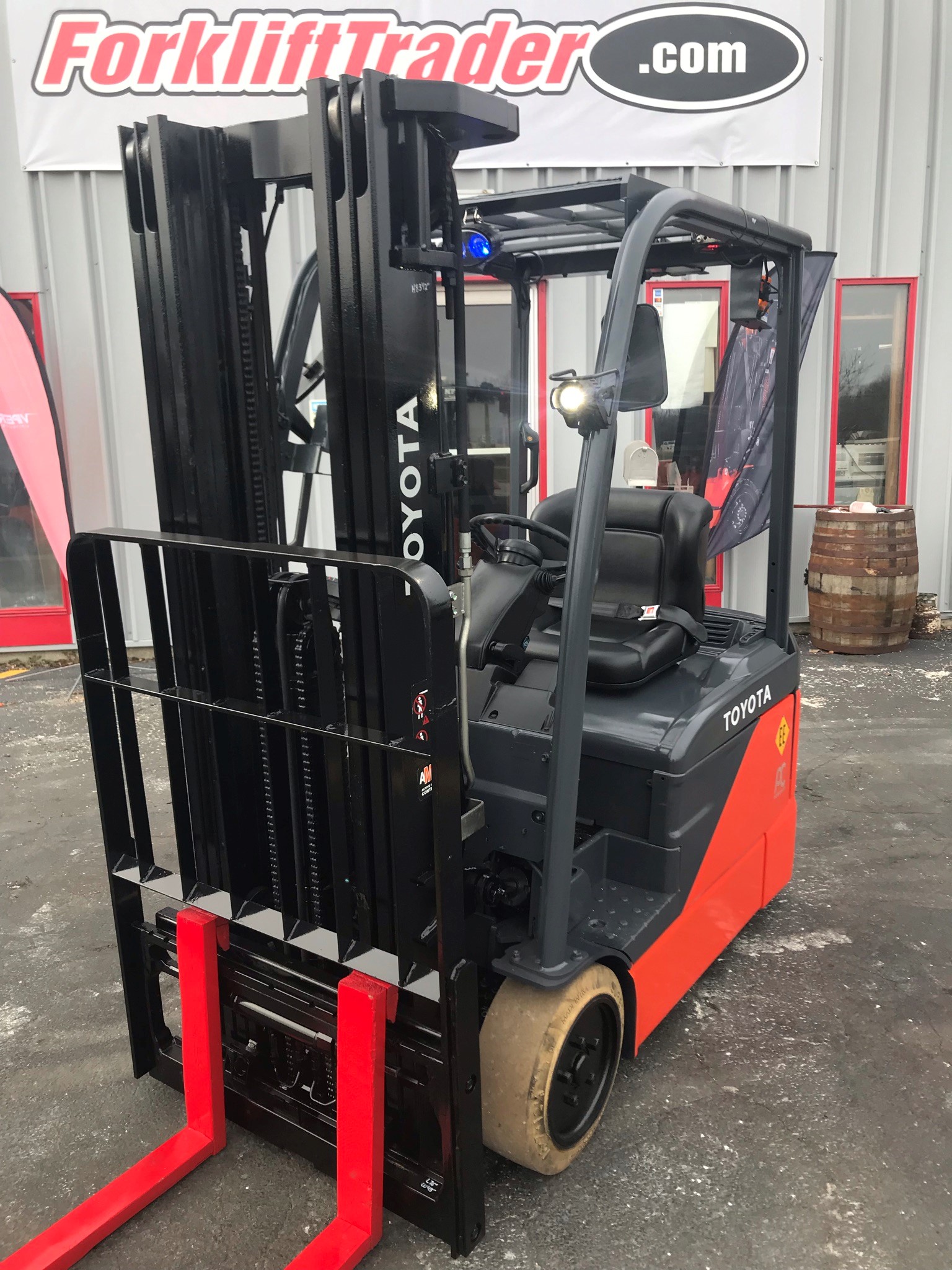 Orange 2015 toyota forklift with 42" forks for sale Orange 2015 toyota forklift with 42" forks for sale