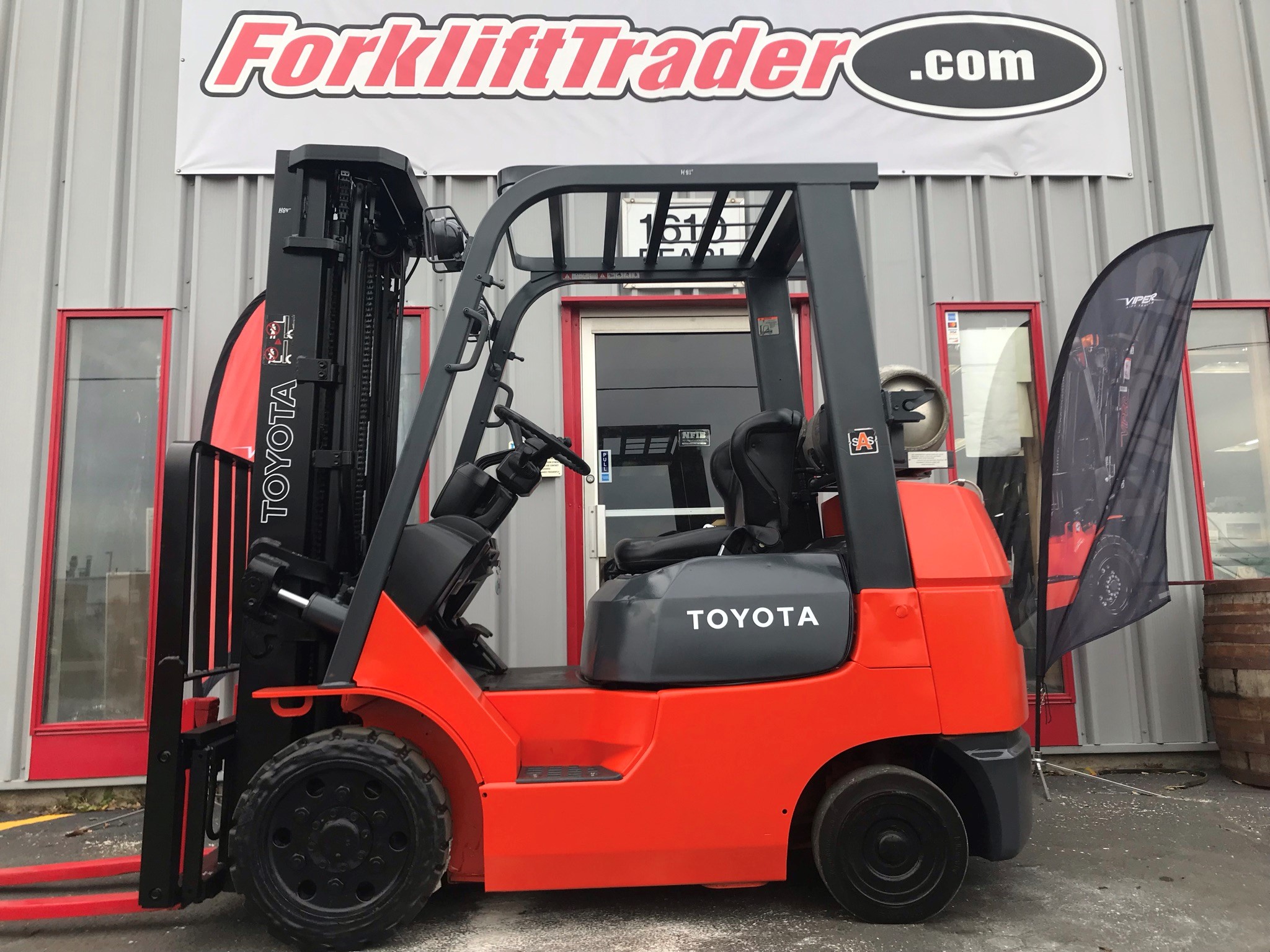 Orange 2004 toyota forklift with 189" lift height for sale