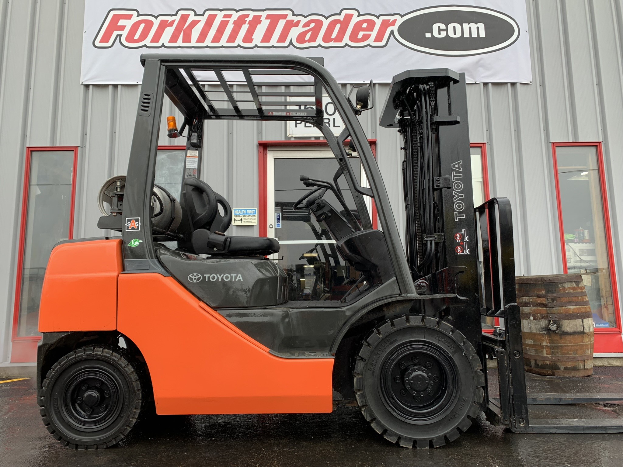 Solid pneumatic tires orange 2012 toyota forklift for sale