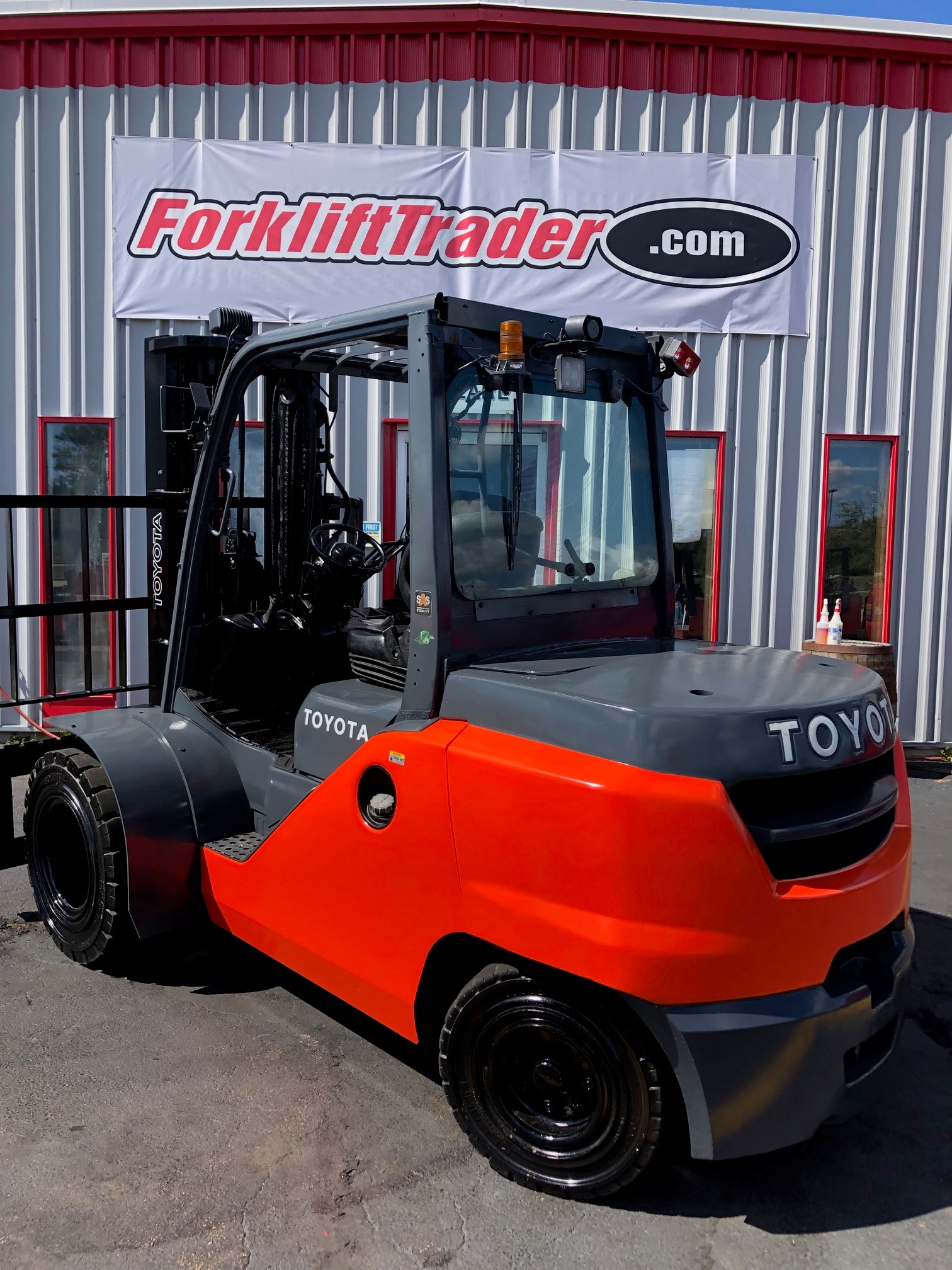 Orange toyota forklift with auto transmission for sale