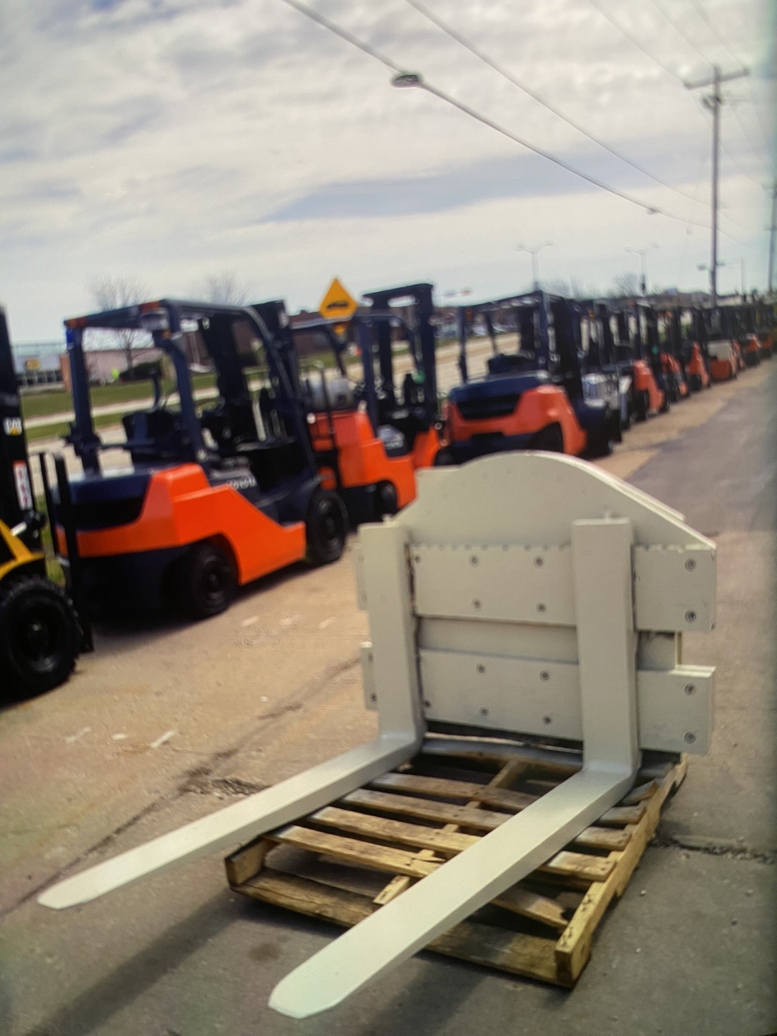 CASCADE ROTATOR WITH 60" FORKS CLASS IV 15,000LB CAPACITY FORKLIFT