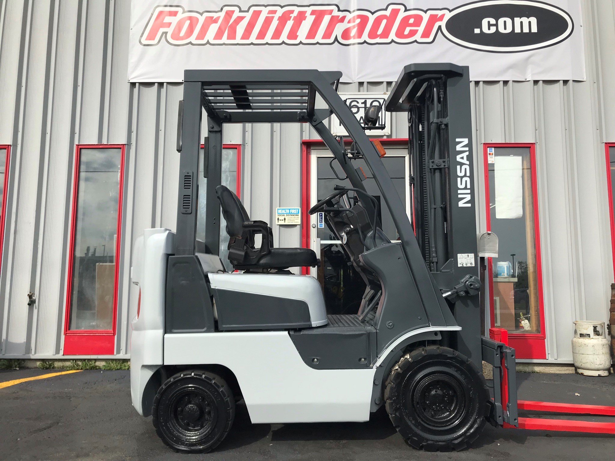 White 2005 nissan forklift with 3 stage mast for sale