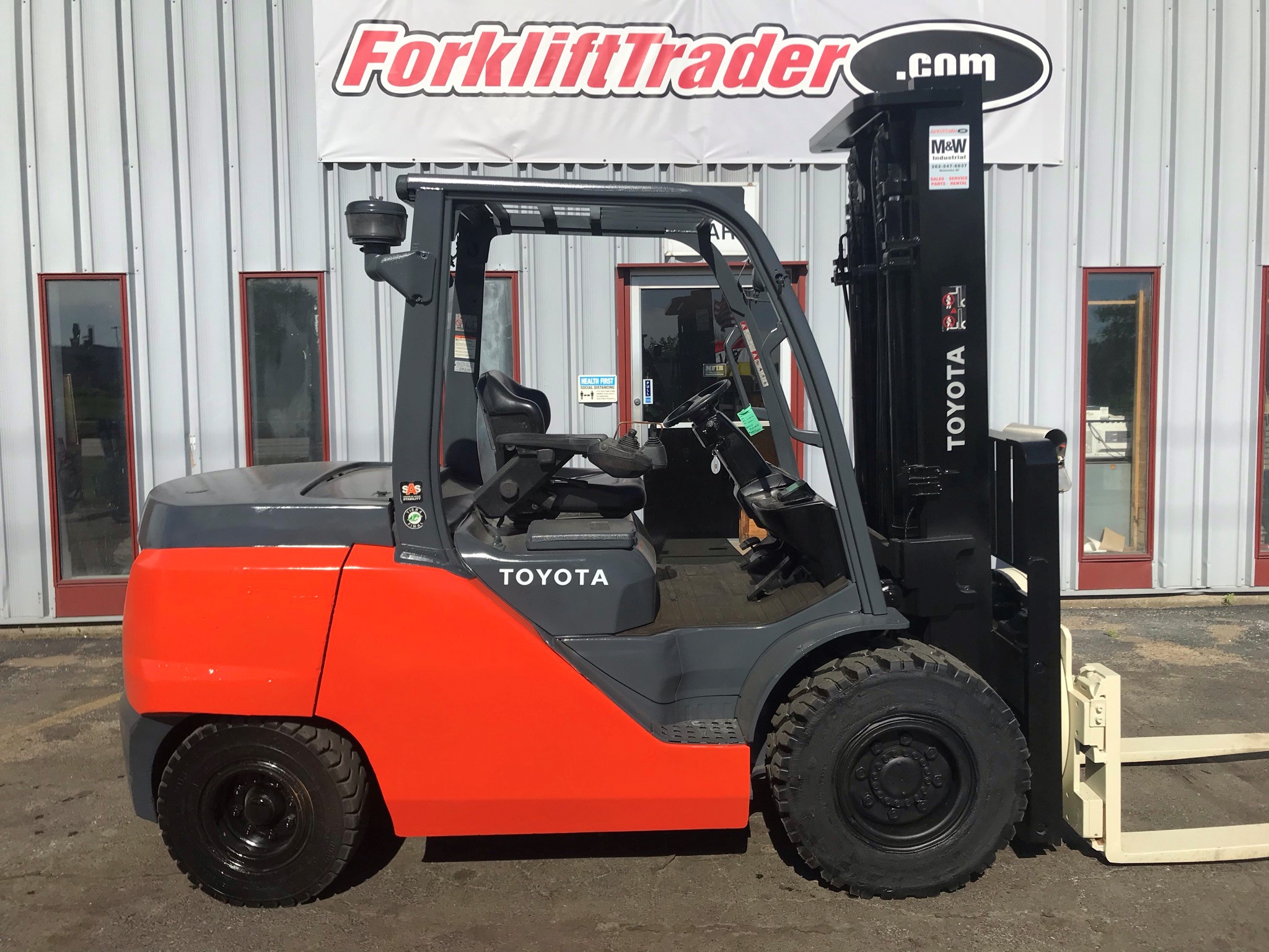 Pneumatic tires orange toyota forklift for sale