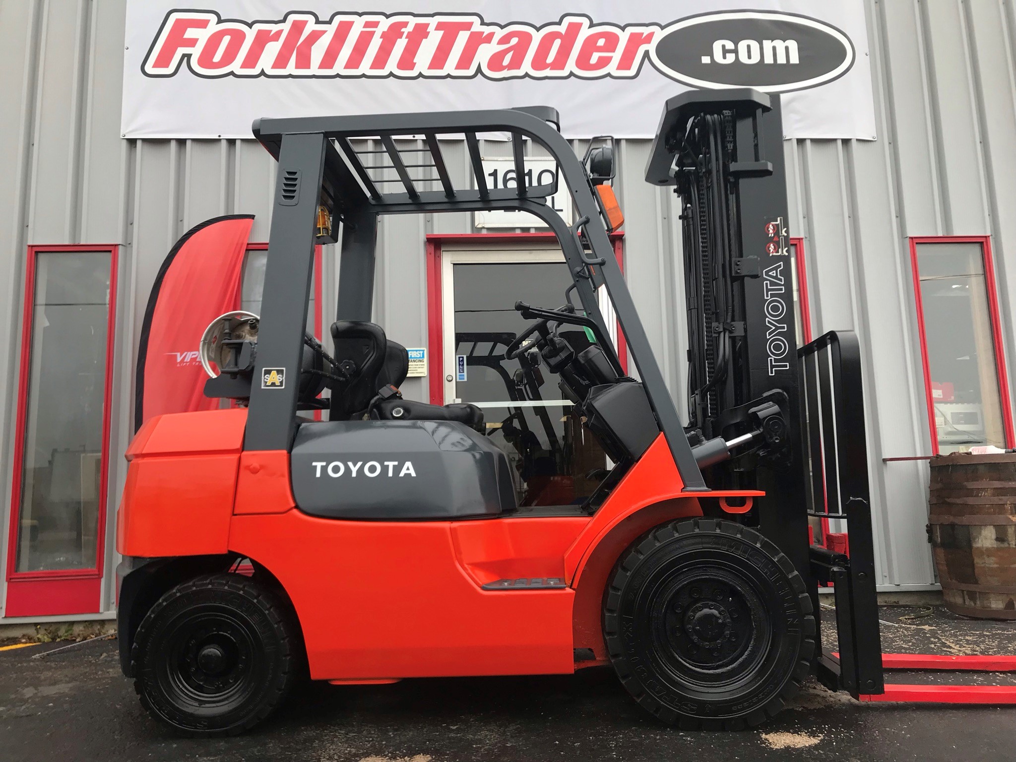 189" lift height orange toyota forklift for rent