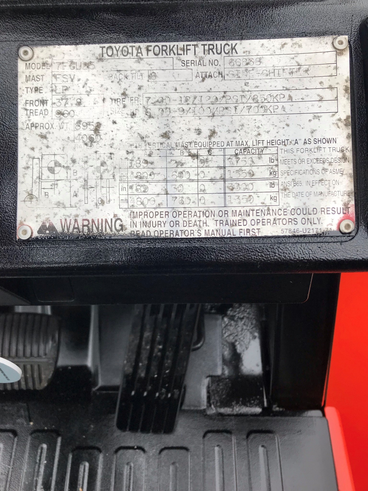 Model 7FGU25 orange toyota forklift with serial number 66868 for rent