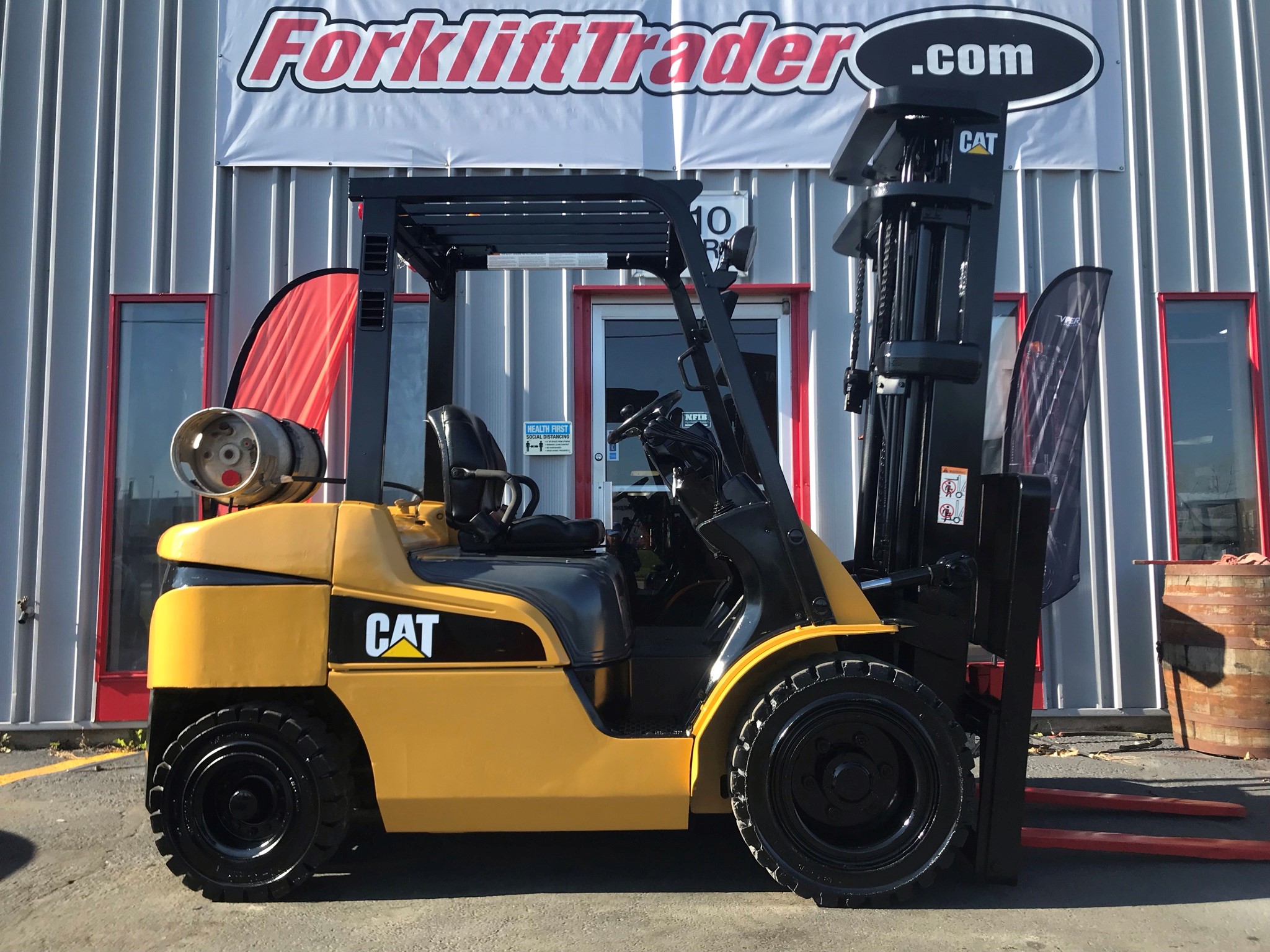 2005 yellow cat forklift with 4 stage mast for sale
