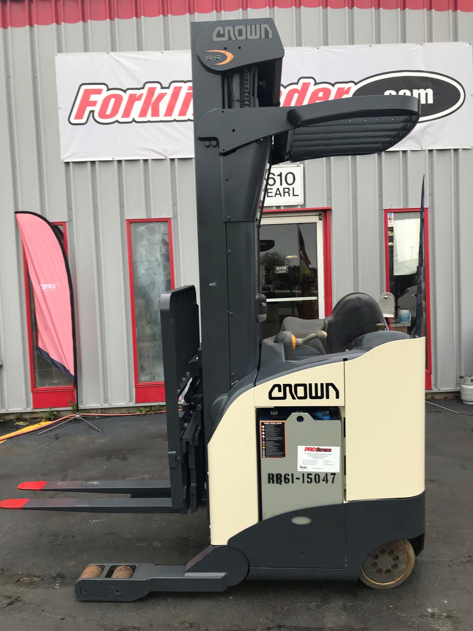 189" lift height 2006 white crown reach truck sale 189" lift height 2006 white crown reach truck sale