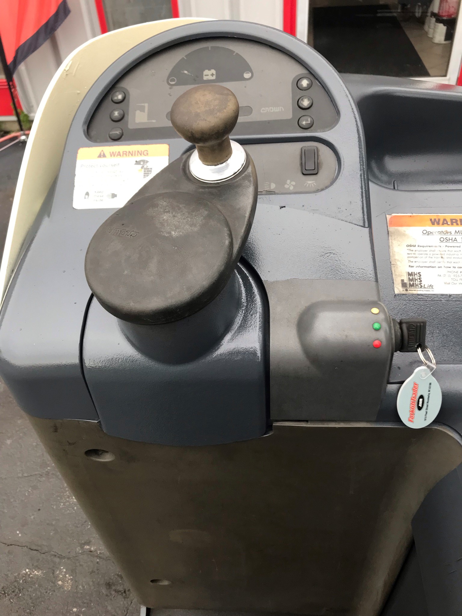 White crown reach truck with power steering for sale White crown reach truck with power steering for sale