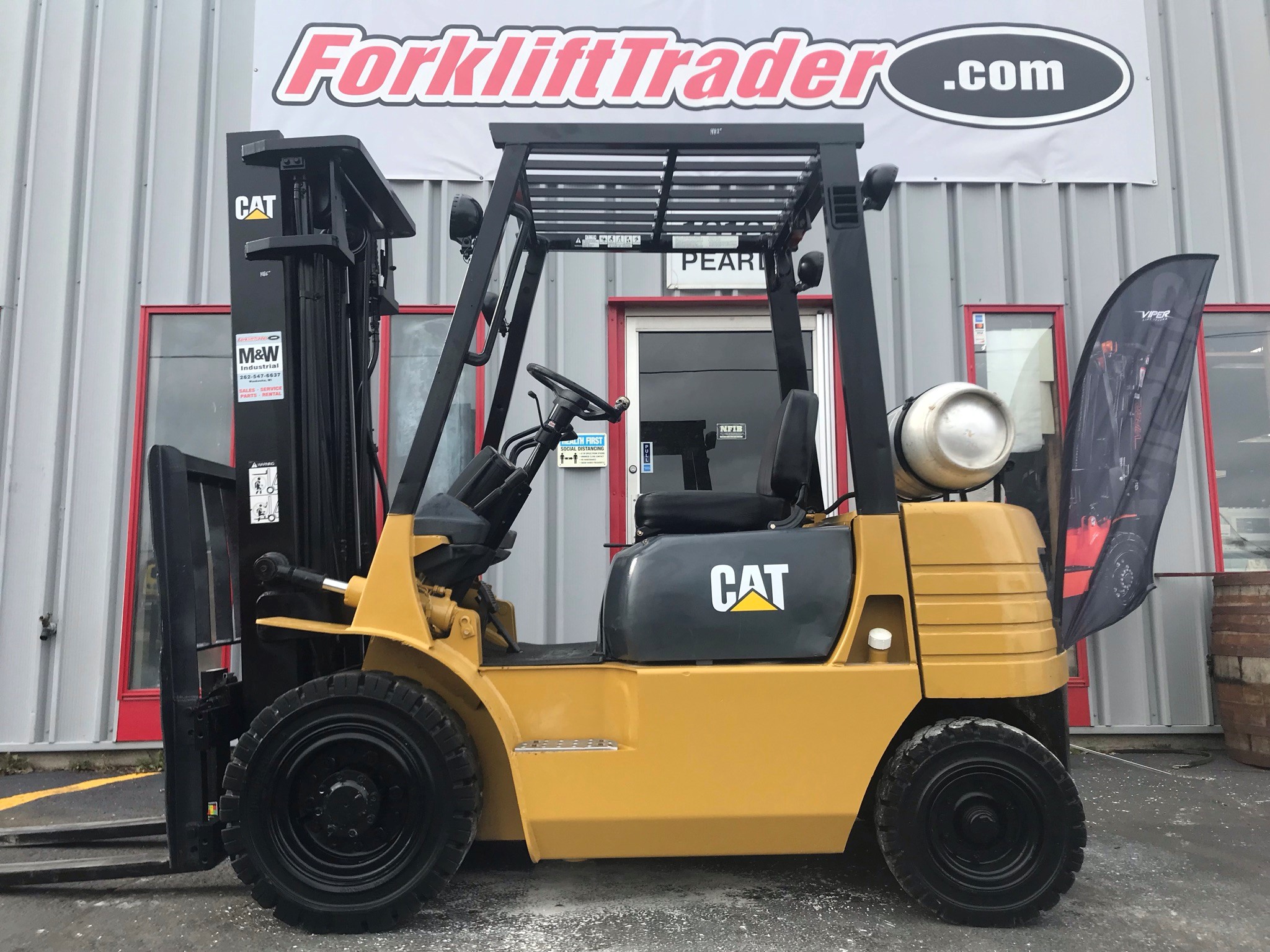 Pneumatic tires yellow caterpillar forklift for sale