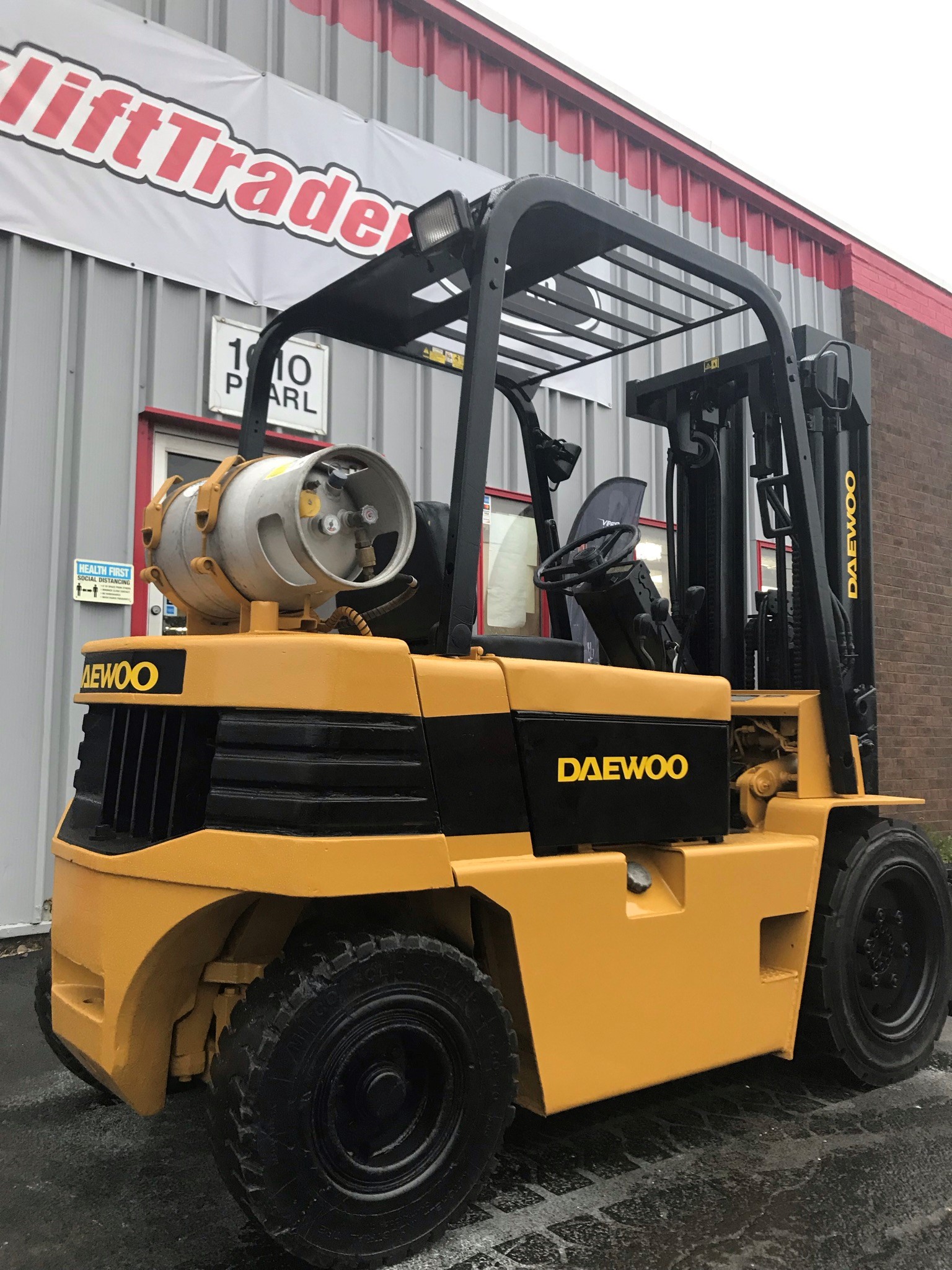 Yellow 1997 daewoo forklift with 4,000lb capacity for sale