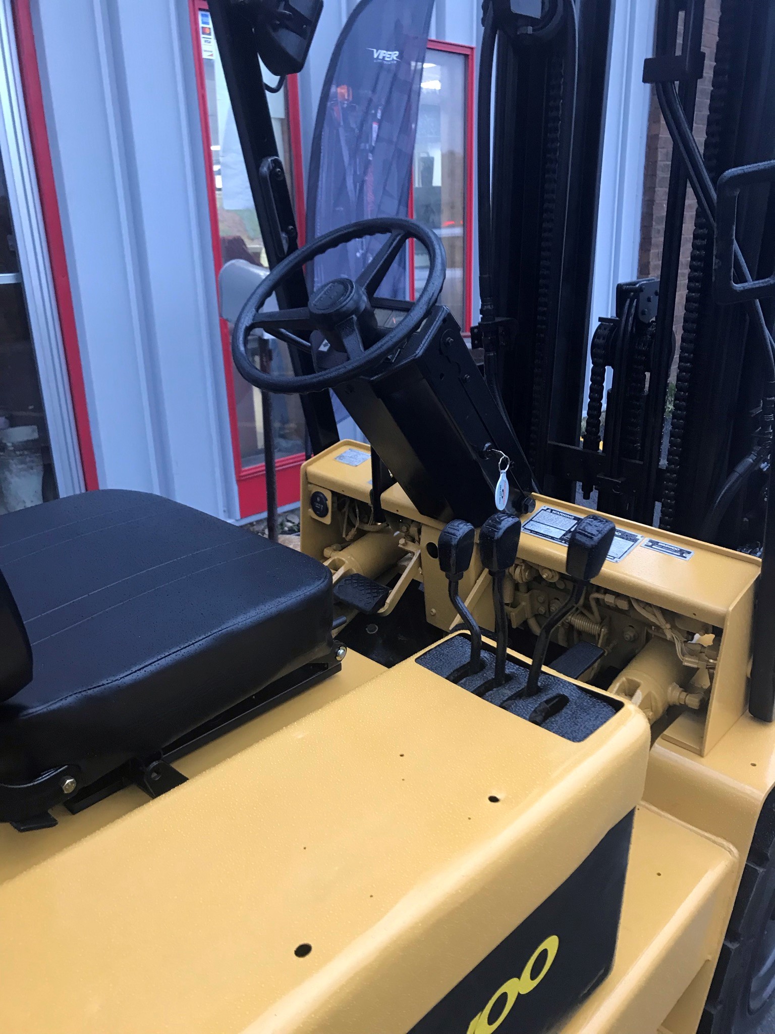 Power steering 1997 yellow daewoo forklift for sale