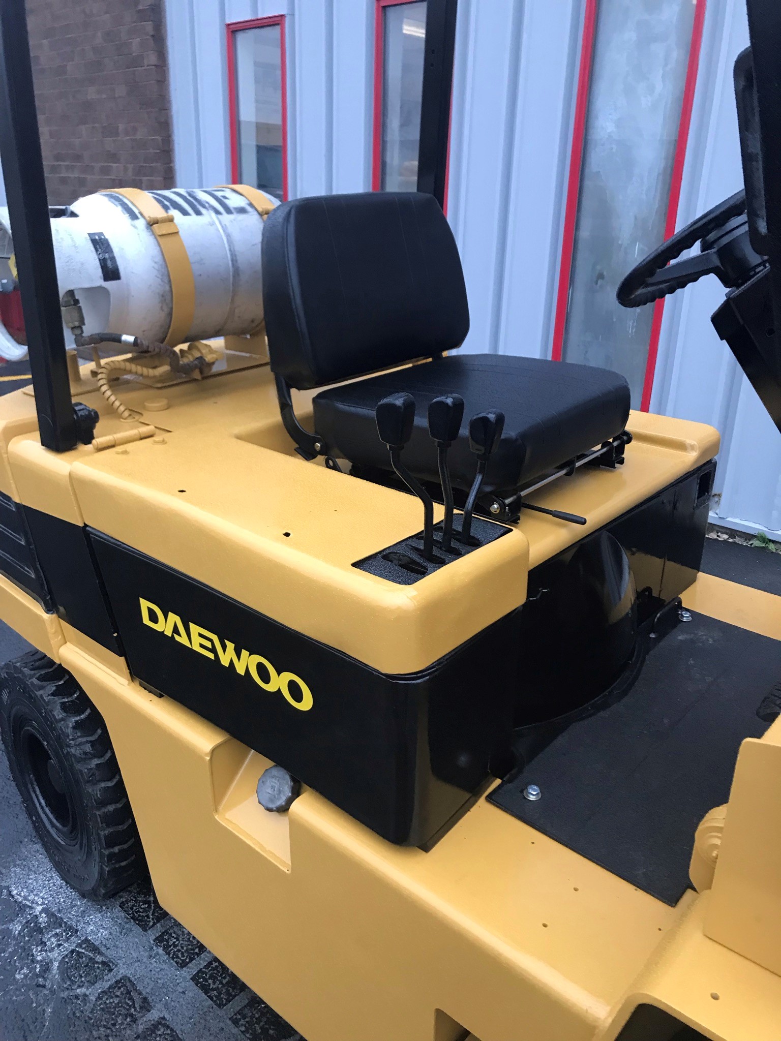 Pneumatic tires 1997 daewoo forklift for sale