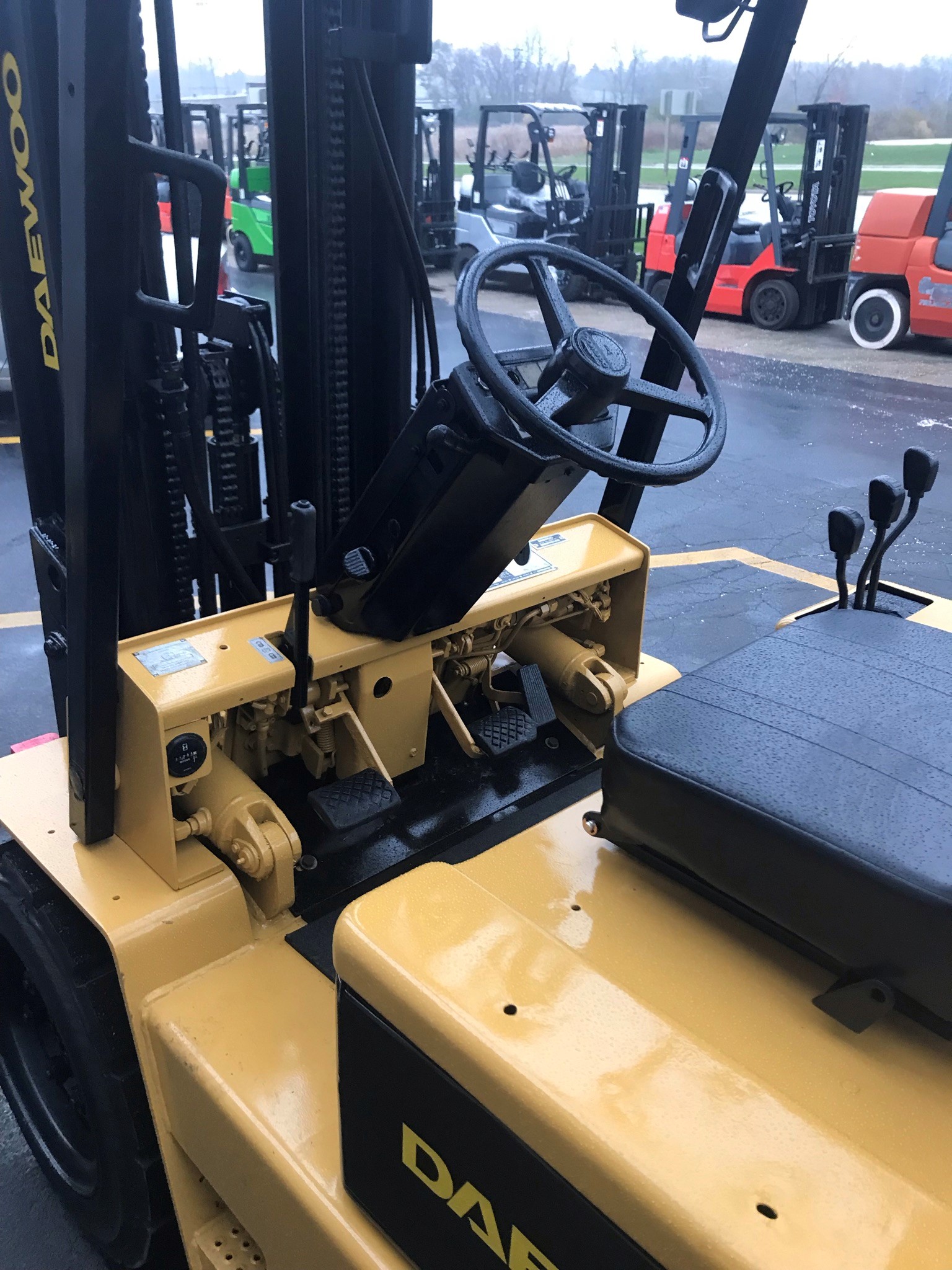 Yellow daewoo forklift with power steering for sale