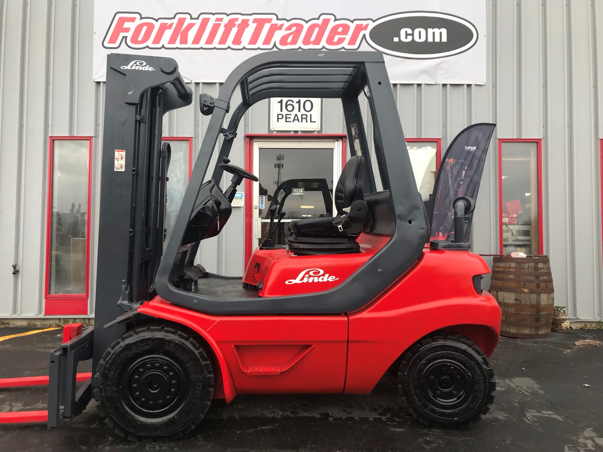 Red linde forklift with 5,000lb capacity for sale