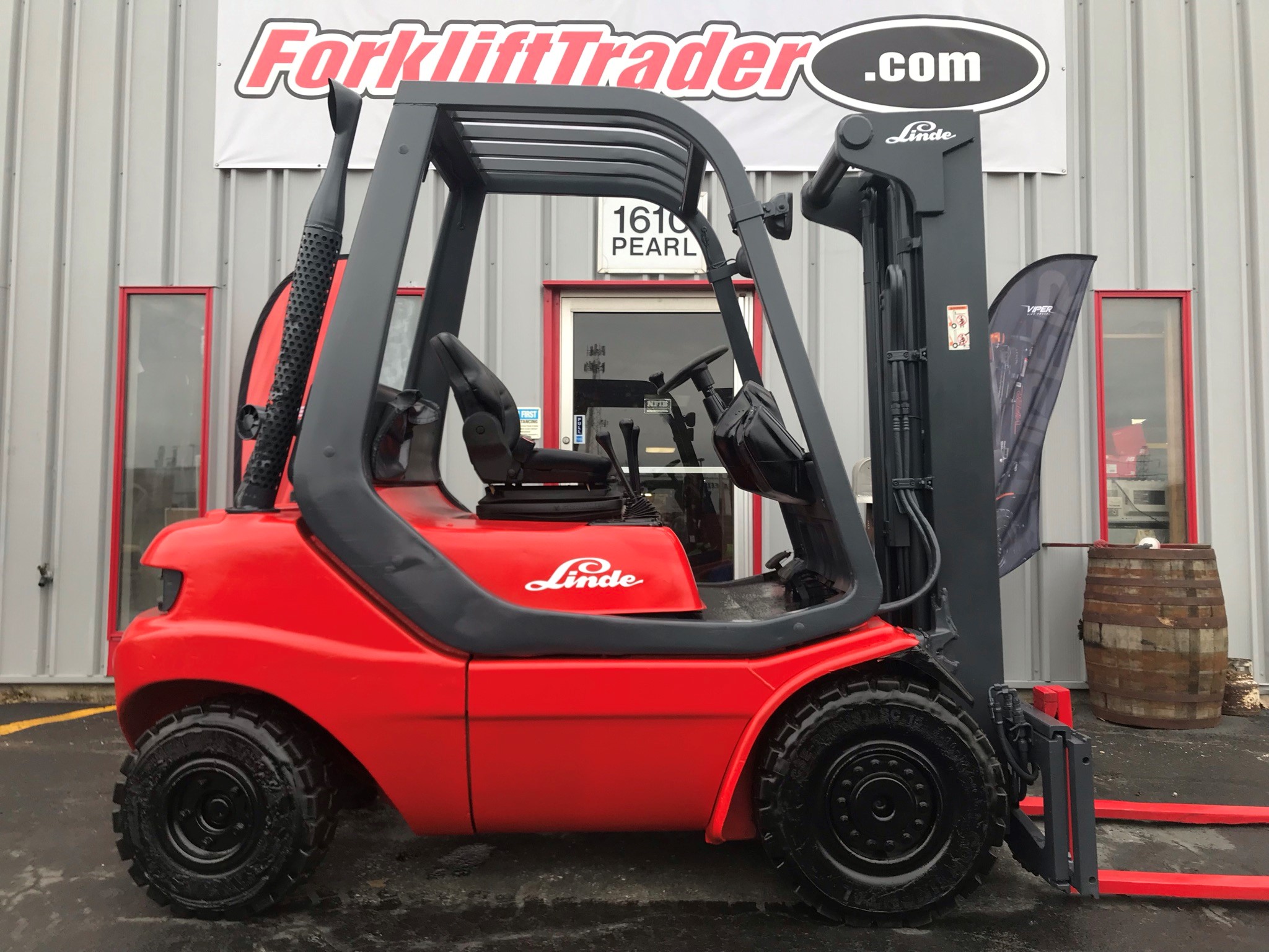 Red linde forklift with 130" lift height for sale