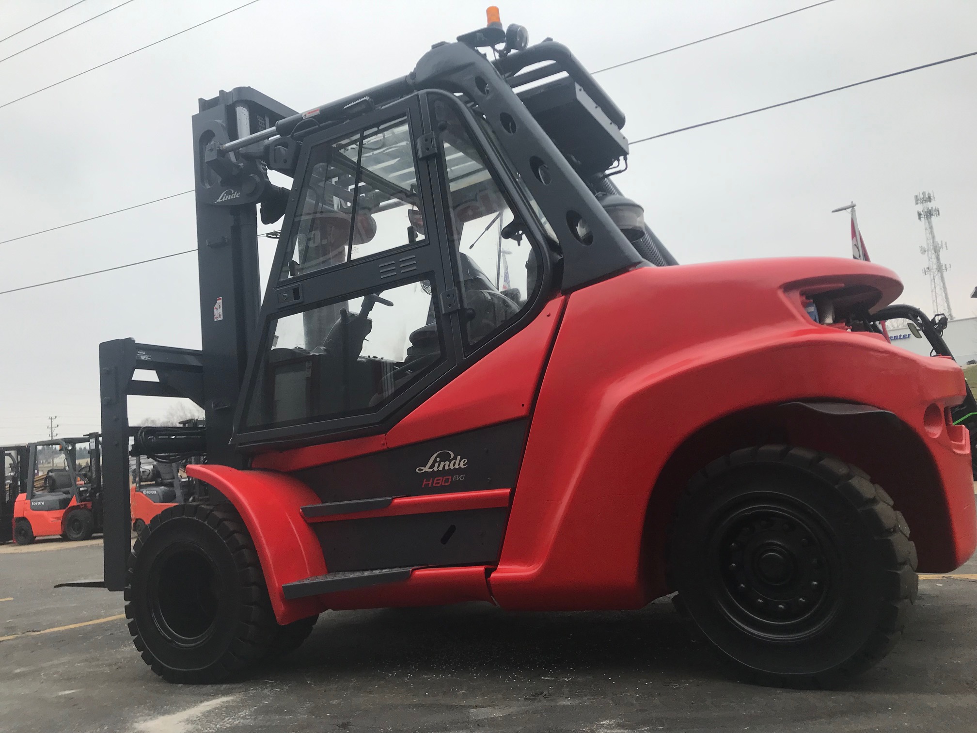Red linde forklift with 17,000lb capacity