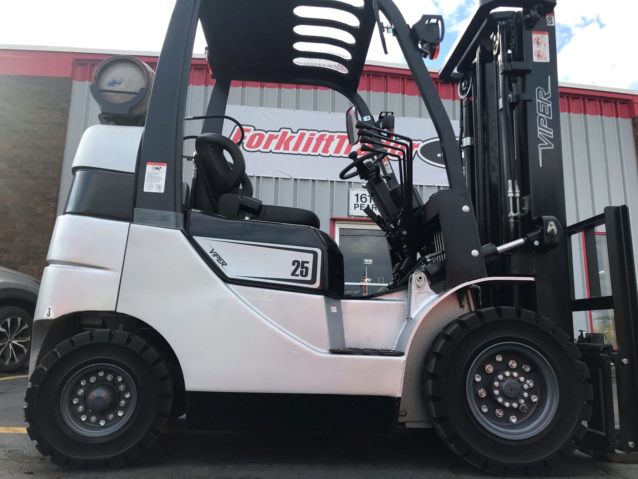 2021 white viper forklift with 3 stage mast for sale