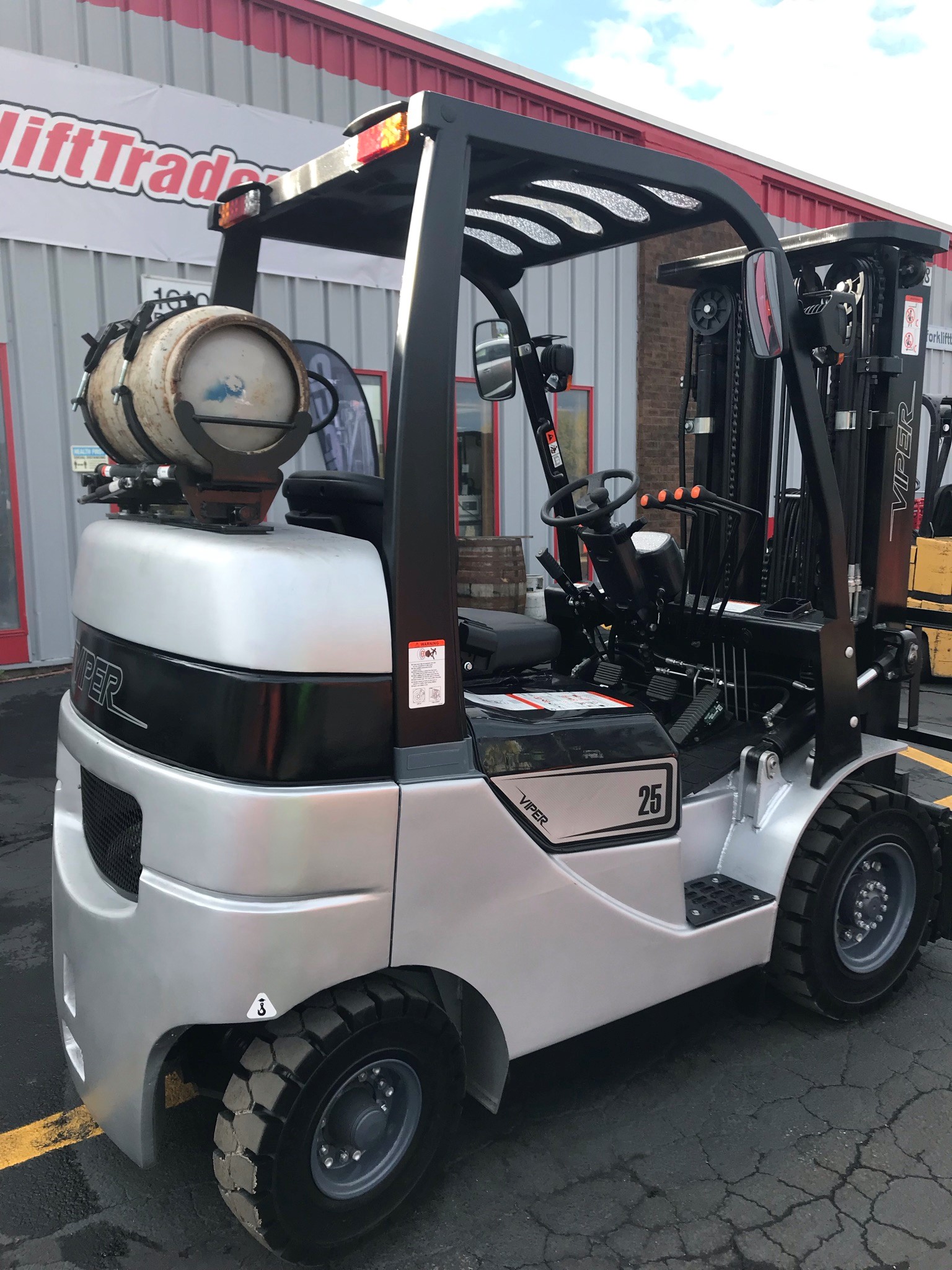 2021 white viper forklift with 3 stage mast for sale